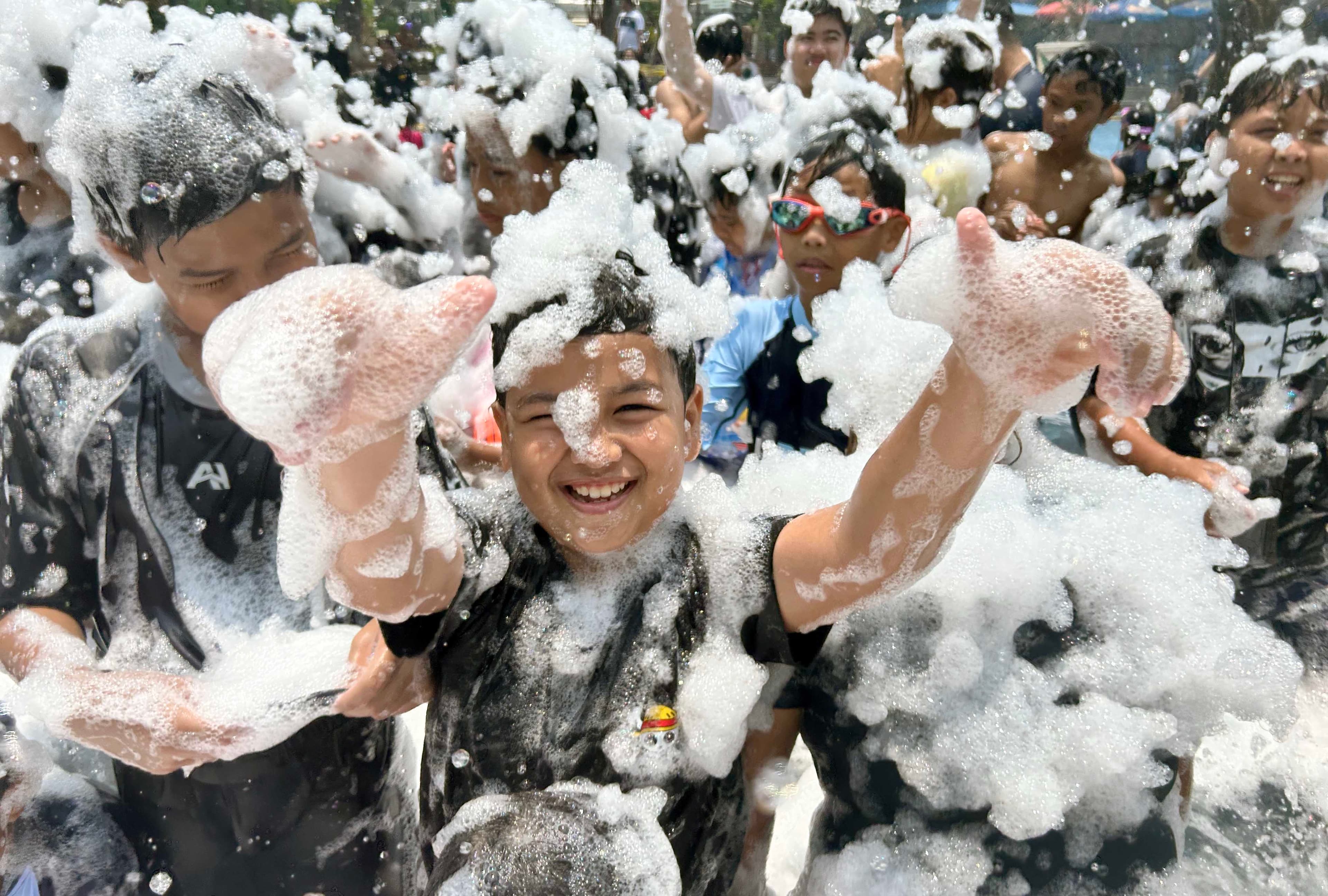 Pengunjung saat menikmati wisata mandi air Atlantis di kawasan Ancol, Jakarta, Minggu (18/10/2026). AKURAT.CO/Sopian