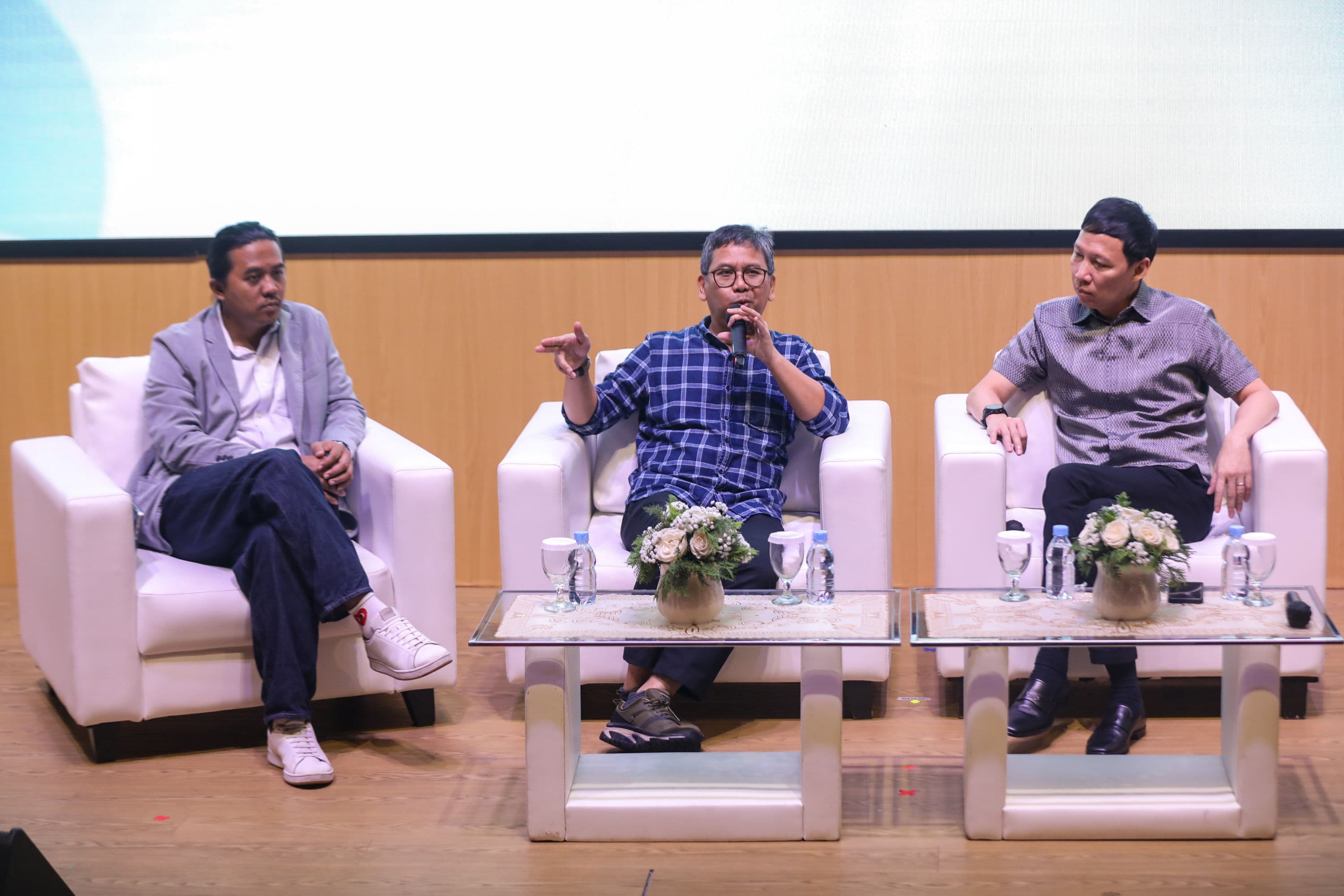 Ketua Umum IKAPI Arys Hilman (tengah) bersama Sekretaris Jenderal AKSI Ecky Mosmarth (kiri) dan Innovation Consultant Yoris Sebastian (kanan) menyampaikan pemaparan dalam Bincang Literaia yang merupakan rangkaian dari kegiatan Festival Literaia 2026 di Museum Nasional Indonesia, Jakarta, Selasa (13/10/2026).AKURAT.CO/Endra Prakoso