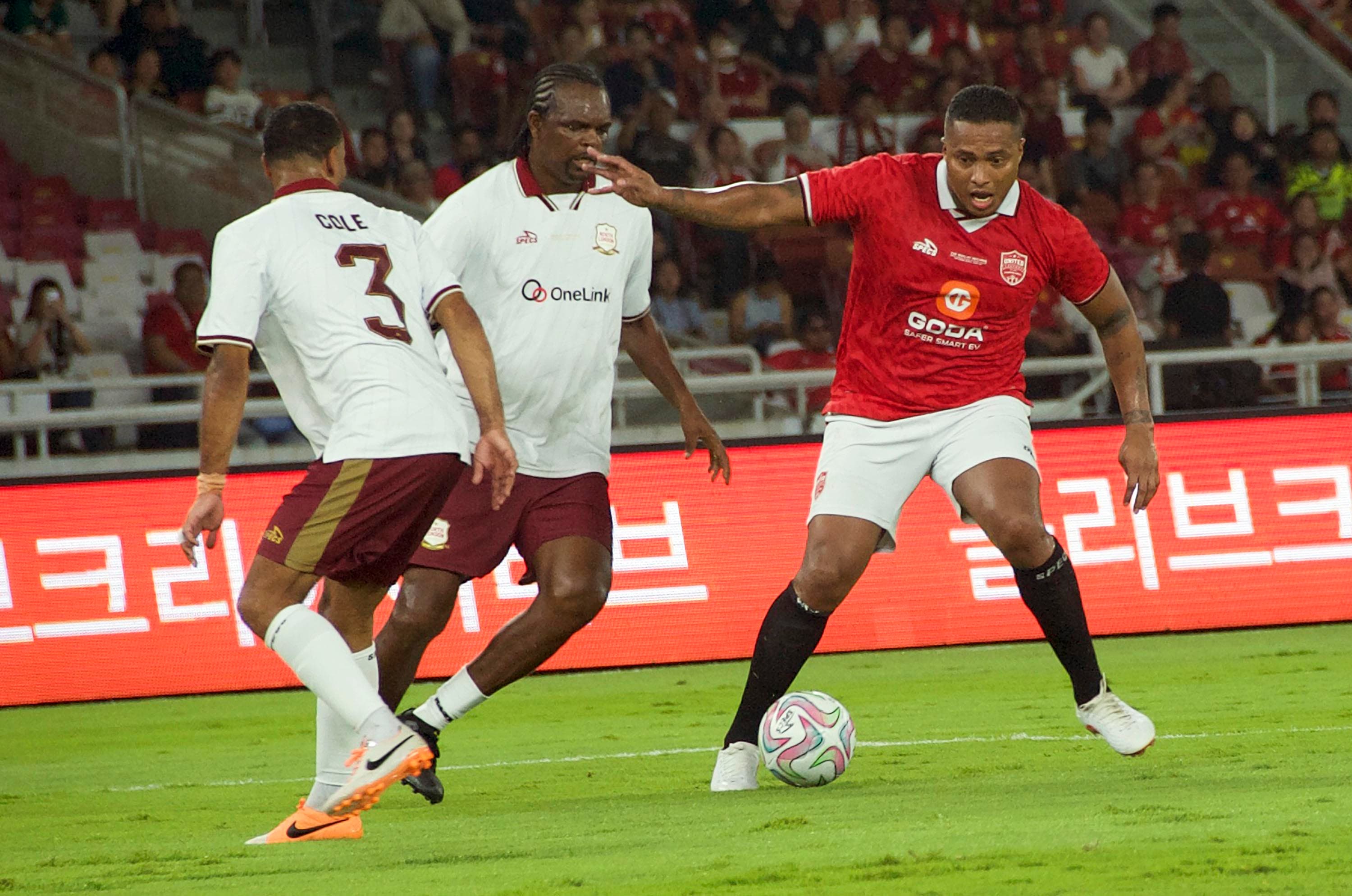Pemain United Legends Antonio Valencia membawa bola dari hadangan pemain North London Legends, Ashley Cole saat melakukan pertandingan di Stadion Utama Gelora Bung Karno, Senayan, Jakarta, Sabtu (10/10/2026).  AKURAT.CO/Sopian