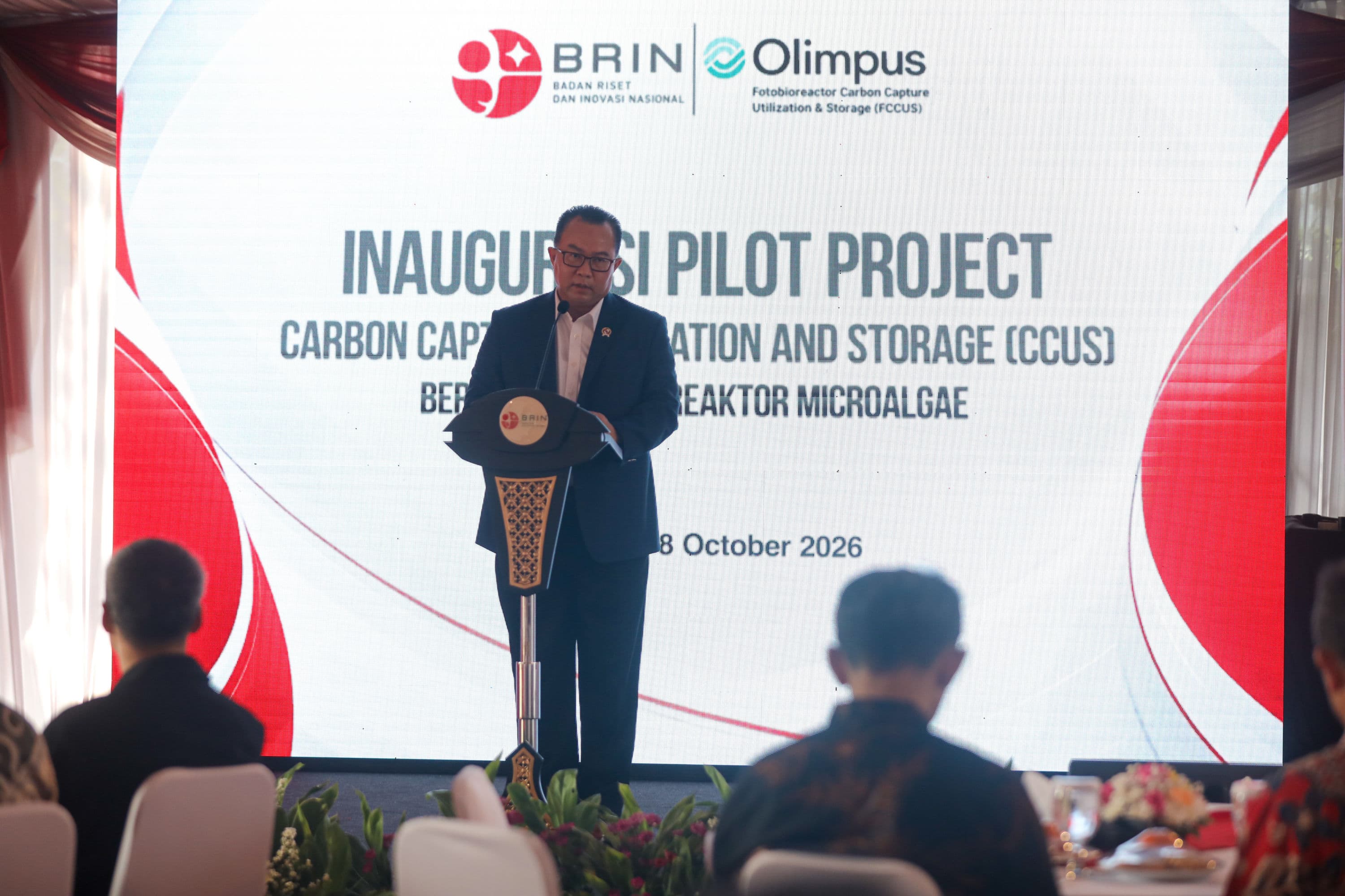 Kepala Badan Riset dan Inovasi Nasional (BRIN) Arif Satria menyampaikan sambutan dan pemaparan saat Peluncuran Pilot Project Olimpus Fotobioreaktor Carbon Capture Utilization and Storage (FCCUS) di Jakarta, Kamis (8/10/2026). AKURAT.CO/Endra Prakoso