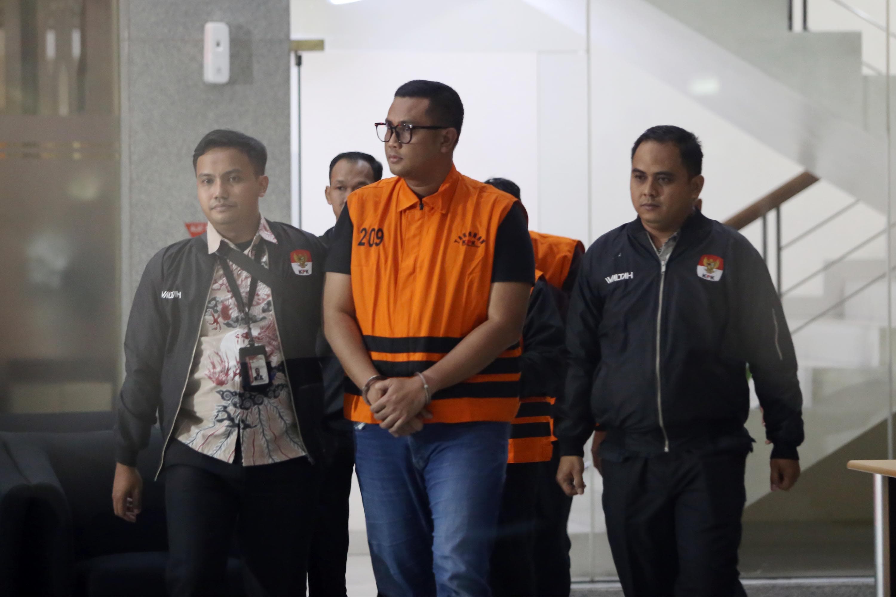 Bupati Klaten Hamenang Wajar Ismoyo Tersangka kasus suap berjalan menuju mobil tahanan usai menjalani pemeriksaaan setelah dilakukan OTT di Gedung Merah Putih KPK, Jakarta, Jum'at (16/10/2026). AKURAT.CO/Sopian 
