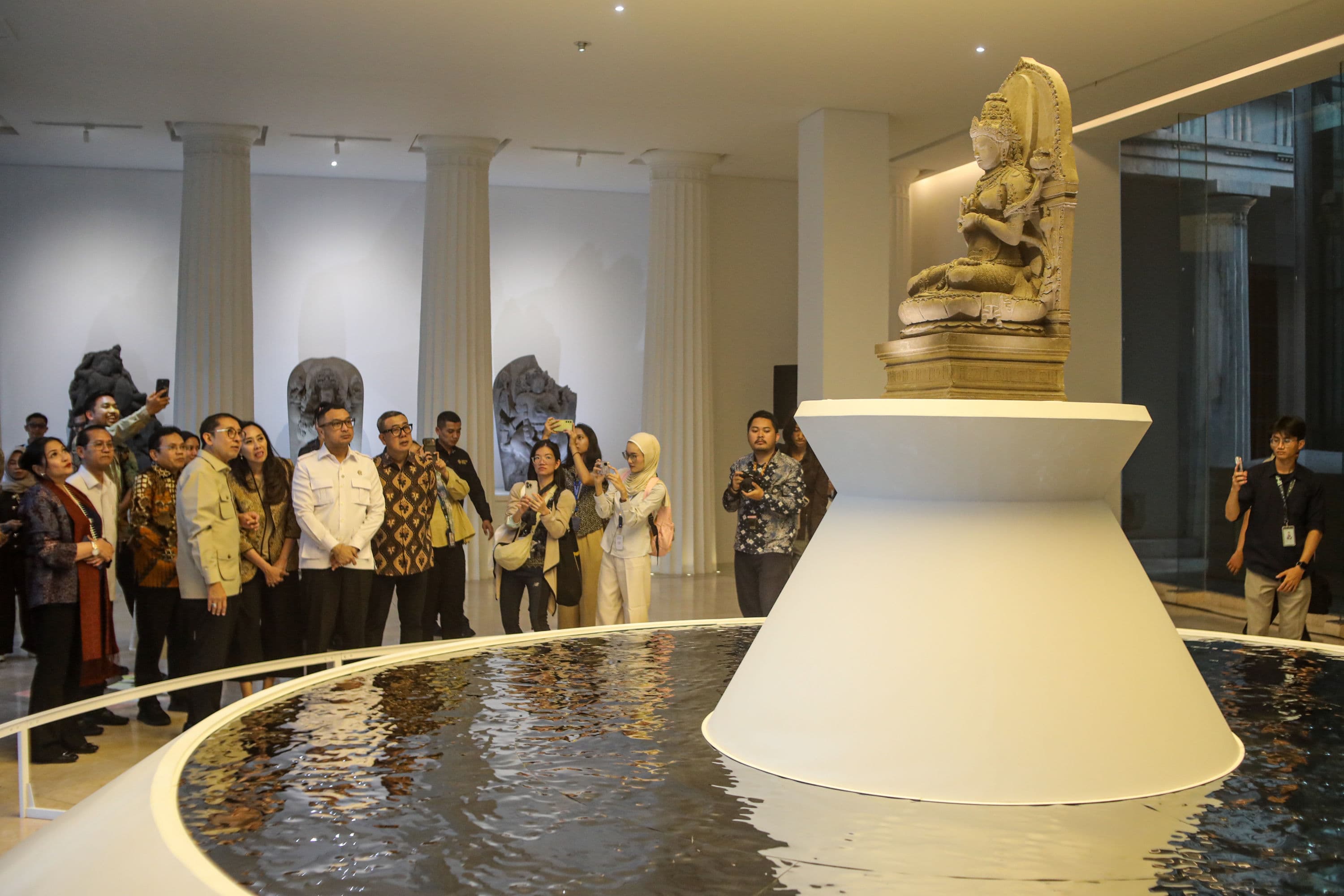 Menteri Kebudayaan Fadli Zon dan Wakil Menteri Kebudayaan Giring Ganesha melihat Galeri Prajnaparamita usai diresmikan di Museum Nasional Indonesia, Jakarta, Selasa (13/10/2026). AKURAT.CO/Endra Prakoso