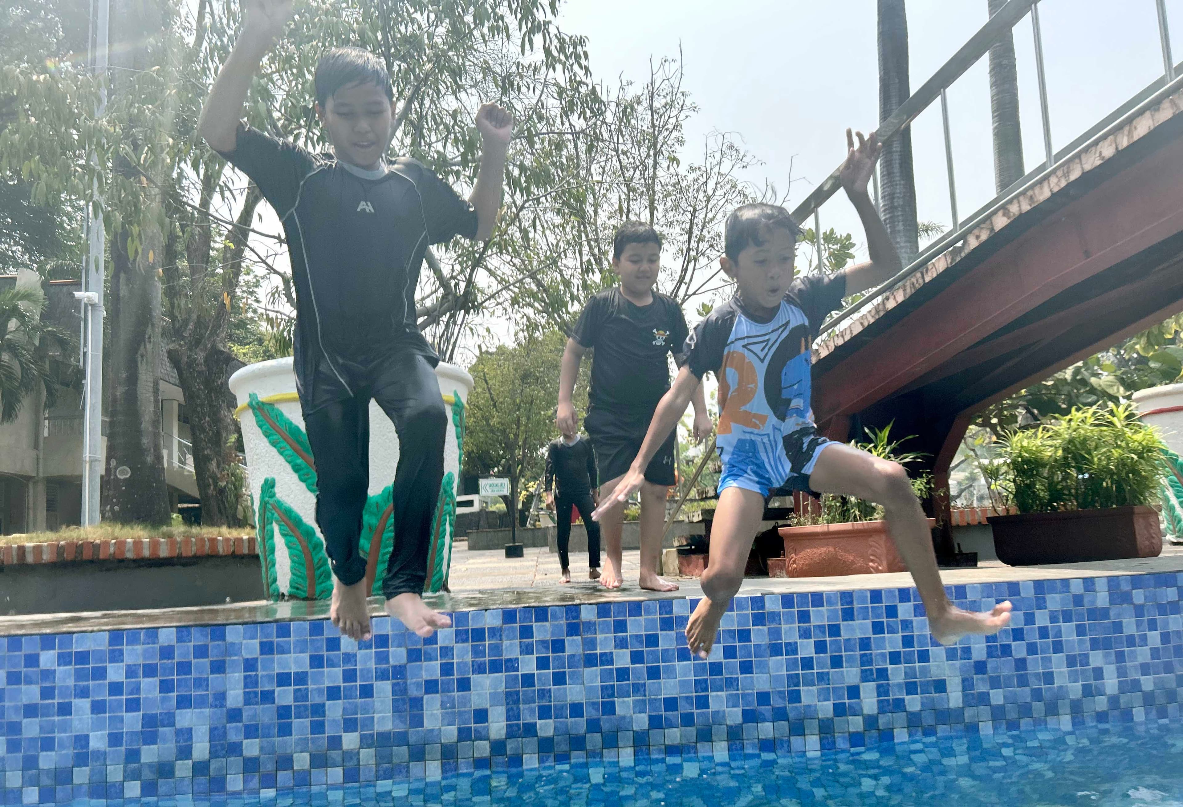 Pengunjung saat menikmati wisata mandi air Atlantis di kawasan Ancol, Jakarta, Minggu (18/10/2026). AKURAT.CO/Sopian