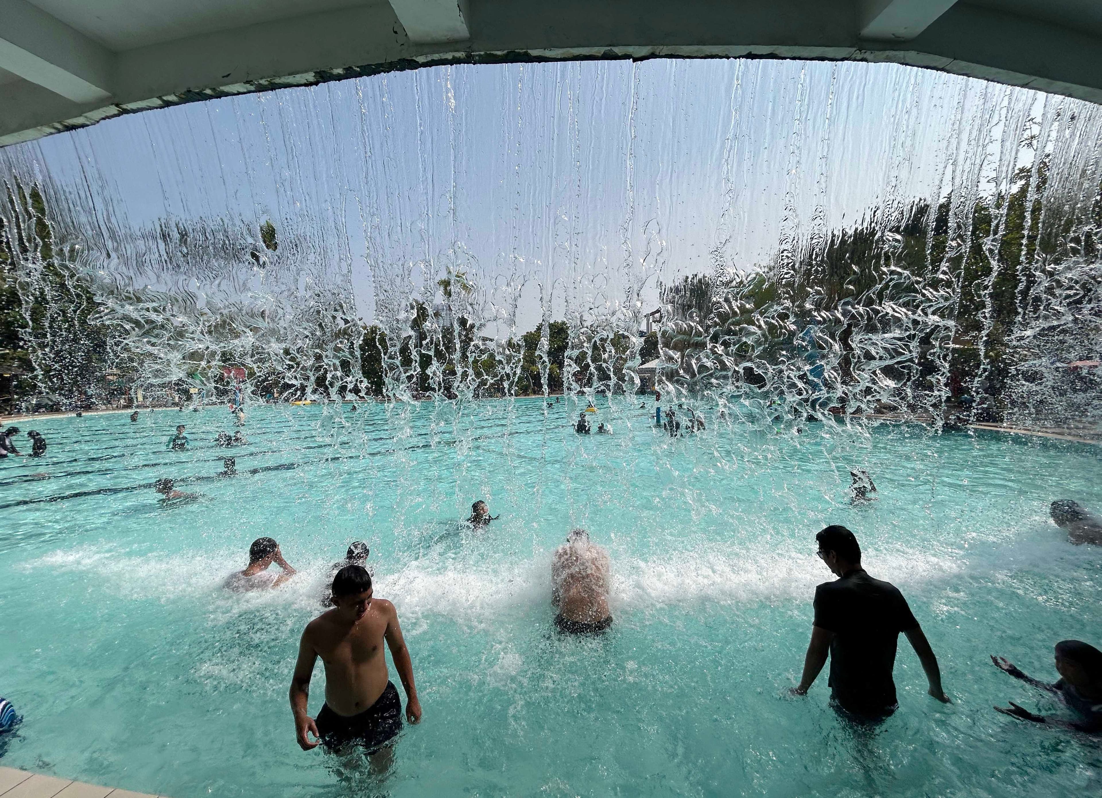Pengunjung saat menikmati wisata mandi air Atlantis di kawasan Ancol, Jakarta, Minggu (18/10/2026). AKURAT.CO/Sopian