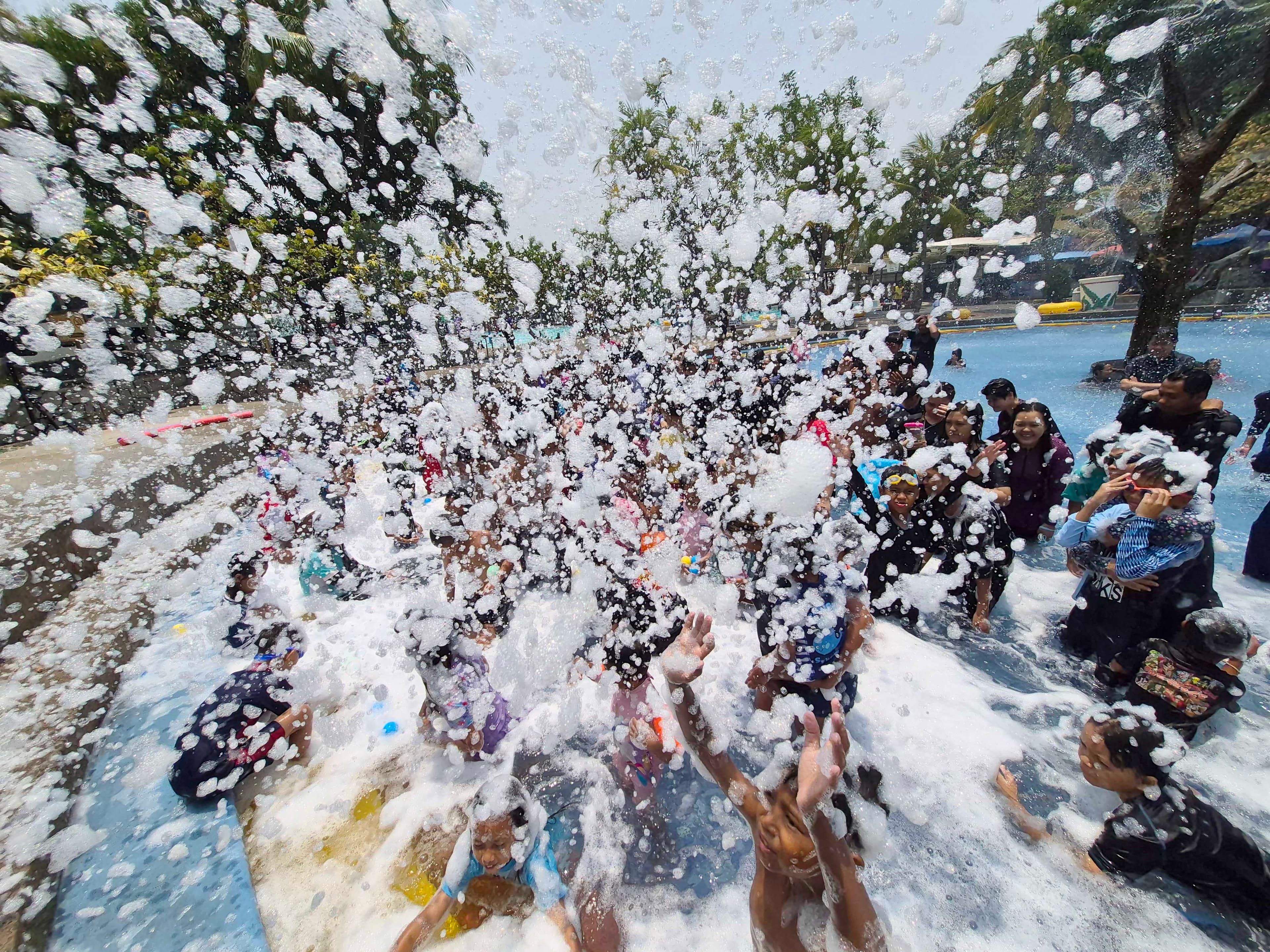 Pengunjung saat menikmati wisata mandi air Atlantis di kawasan Ancol, Jakarta, Minggu (18/10/2026). AKURAT.CO/Sopian
