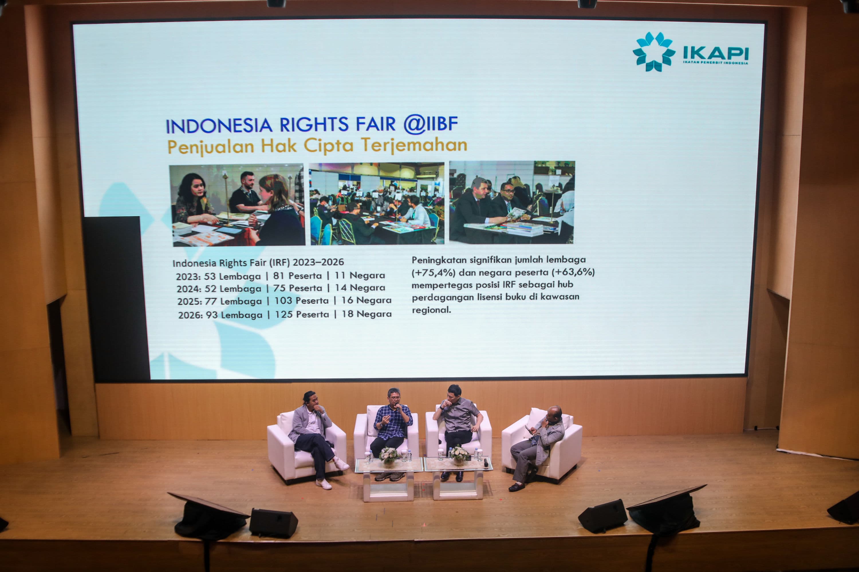 Ketua Umum IKAPI Arys Hilman (kedua kiri) bersama Sekretaris Jenderal AKSI Ecky Mosmarth (kiri) dan Innovation Consultant Yoris Sebastian (kedua kanan) menyampaikan pemaparan dalam Bincang Literaia yang merupakan rangkaian dari kegiatan Festival Literaia 2026 di Museum Nasional Indonesia, Jakarta, Selasa (13/10/2026).AKURAT.CO/Endra Prakoso