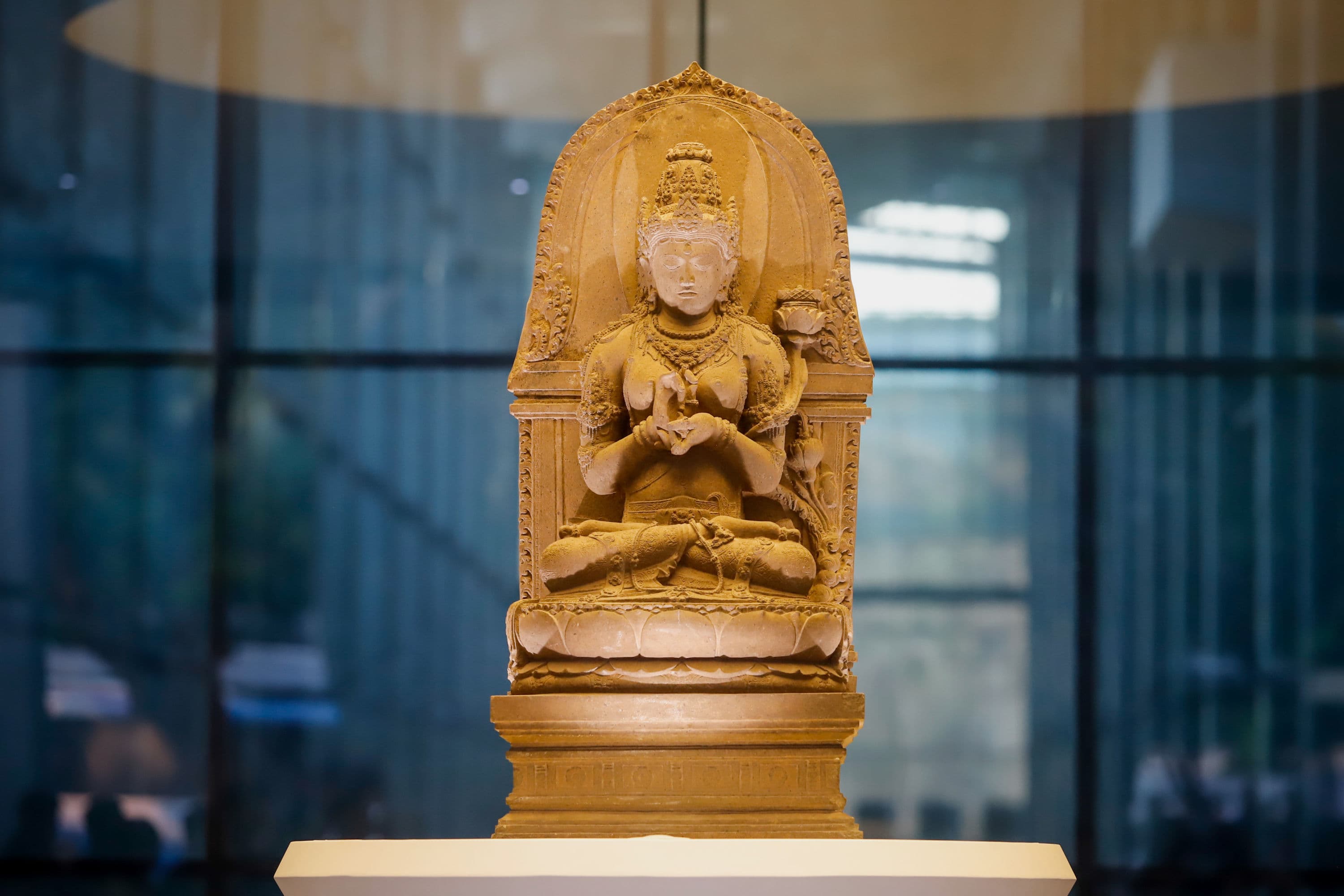 Pengunjung memotret arca Prajnaparamita usai diresmikan di Museum Nasional Indonesia, Jakarta, Selasa (13/10/2026). AKURAT.CO/Endra Prakoso