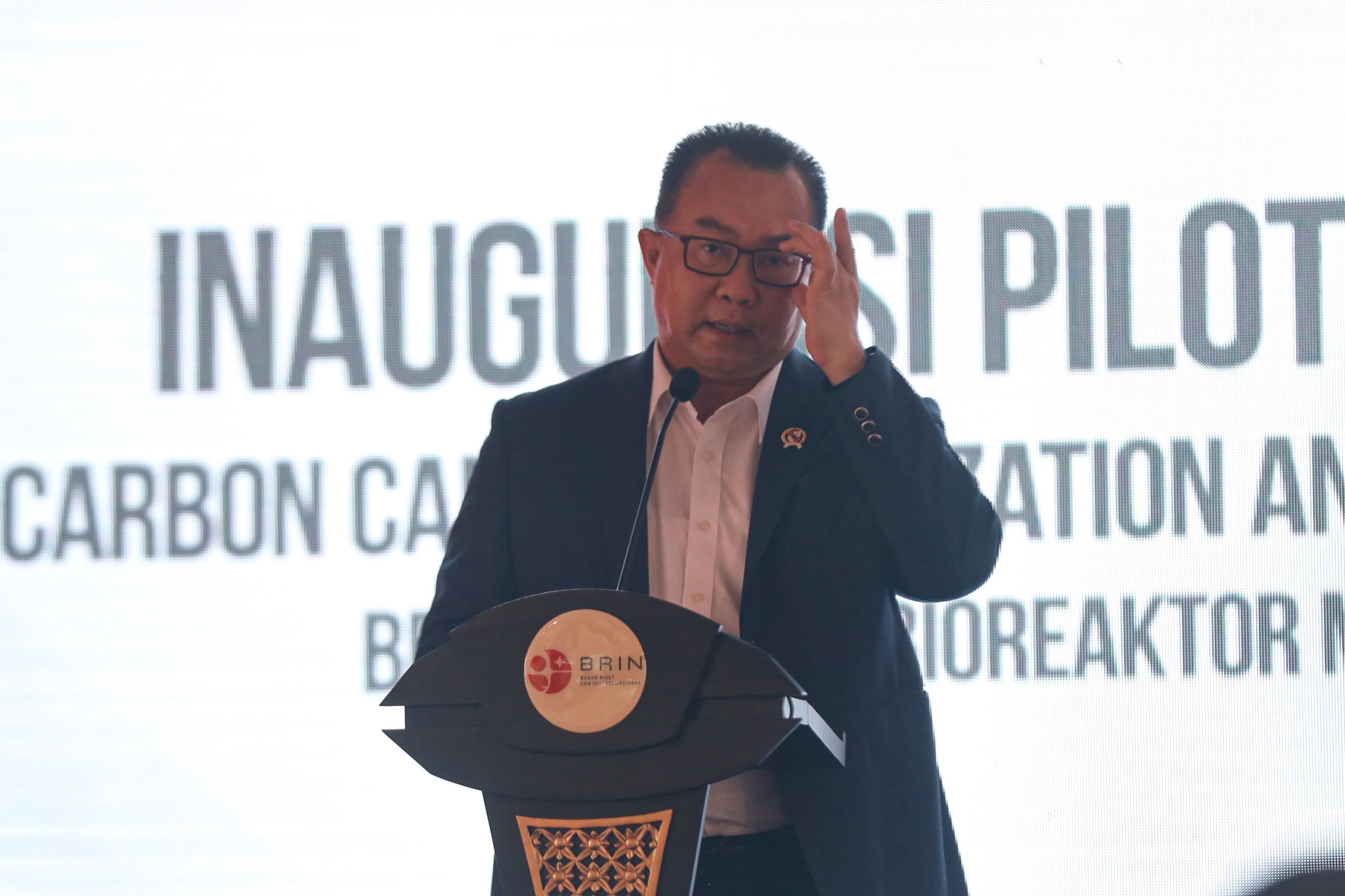 Kepala Badan Riset dan Inovasi Nasional (BRIN) Arif Satria menyampaikan sambutan dan pemaparan saat Peluncuran Pilot Project Olimpus Fotobioreaktor Carbon Capture Utilization and Storage (FCCUS) di Jakarta, Kamis (8/10/2026). AKURAT.CO/Endra Prakoso