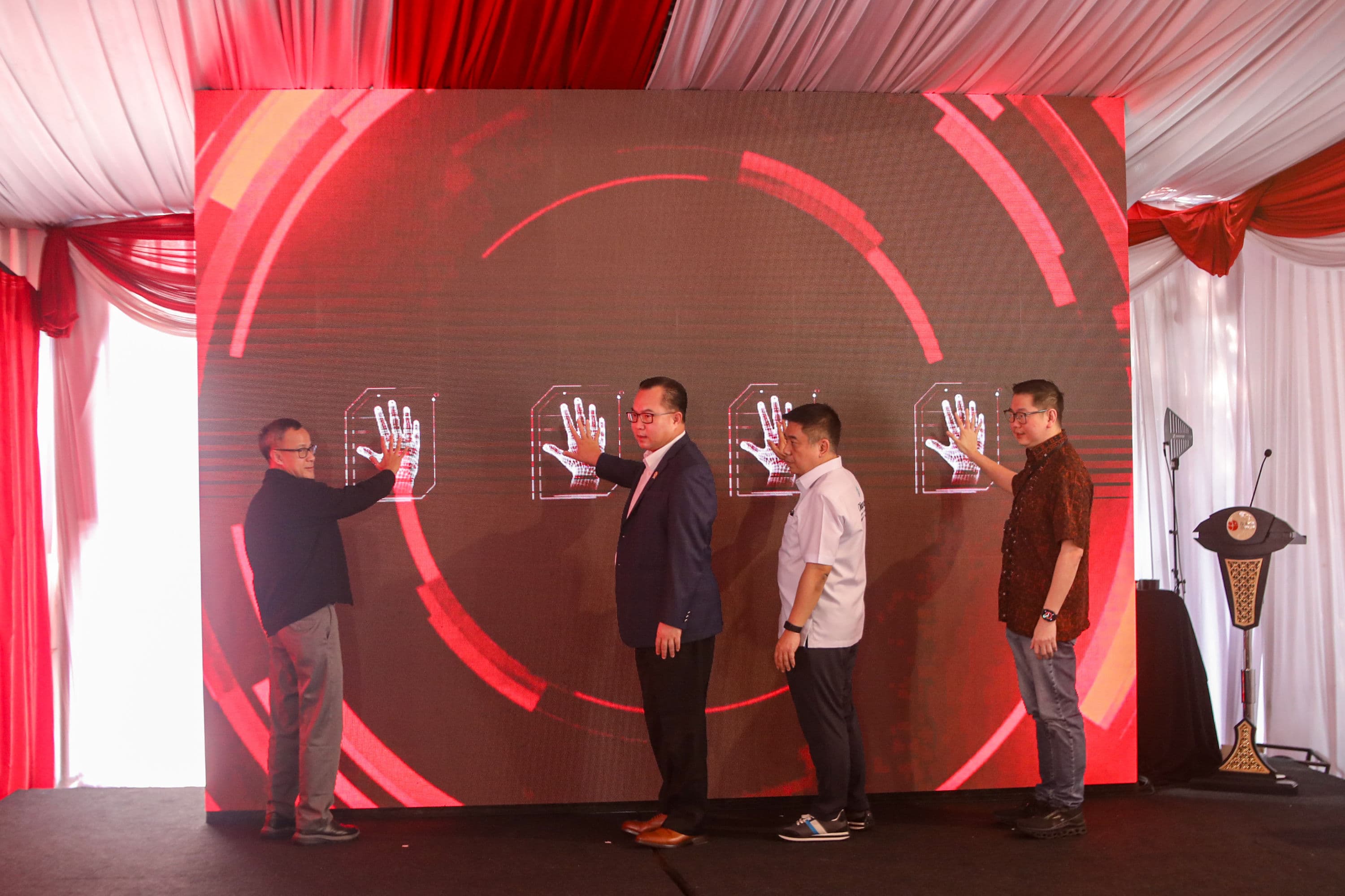 Kepala Badan Riset dan Inovasi Nasional (BRIN) Arif Satria (kedua kiri) mendengarkan penjelasan dari Direktur PT Alam Semesta Integra, Eddy Setiawan (kedua kanan) menekan layar secara simbolik saat Peluncuran Pilot Project Olimpus Fotobioreaktor Carbon Capture Utilization and Storage (FCCUS) di Jakarta, Kamis (8/10/2026). AKURAT.CO/Endra Prakoso