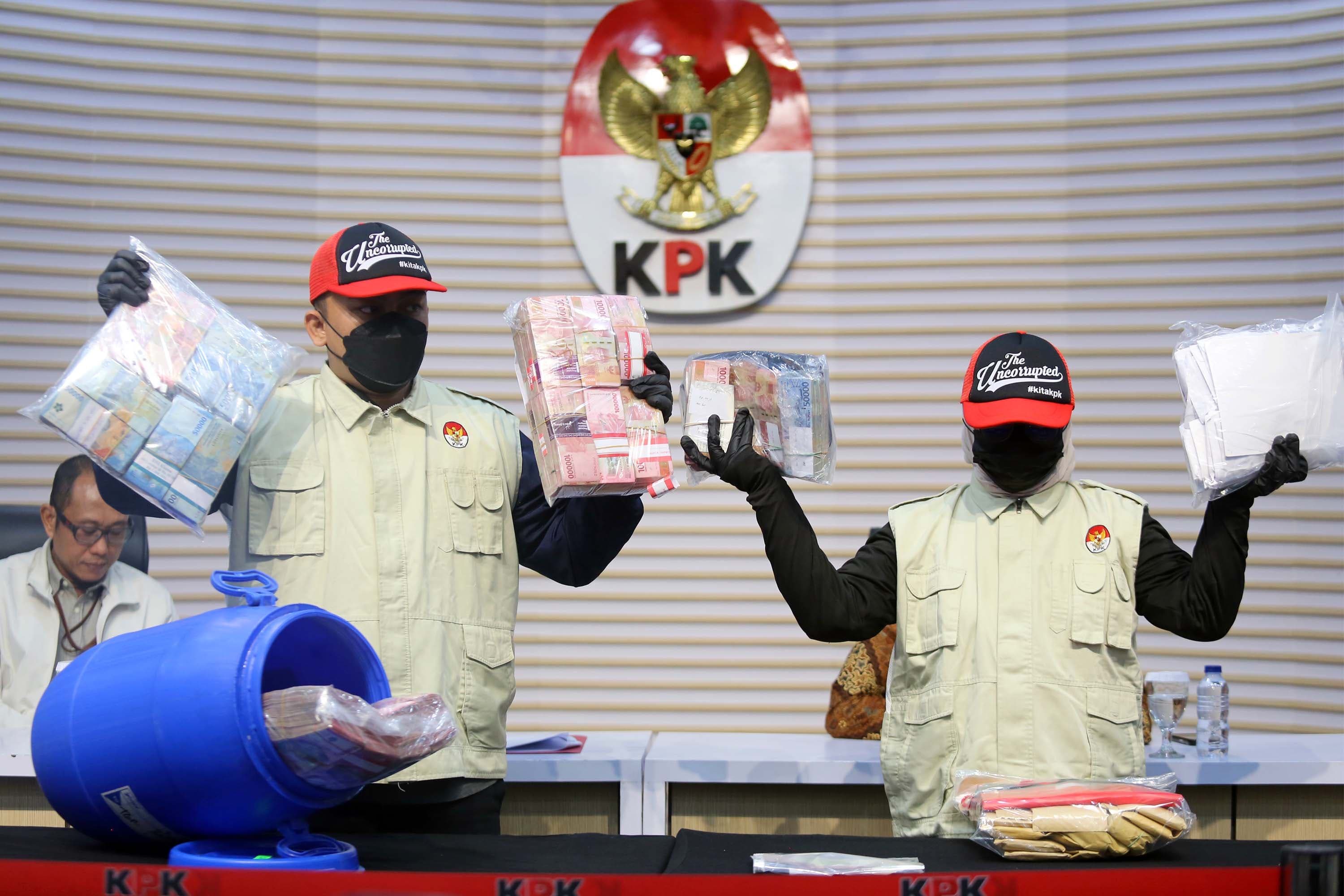 Petugas menunjukkan barang bukti uang senilai Rp1,2 miliar dalam operasi tangkap tangan (OTT) terkait dugaan suap yang melibatkan Bupati Klaten Hamenang Wajar Ismoyo di Gedung Merah Putih KPK, Jakarta, Jumat (16/10/2026).AKURAT.CO/Sopian 