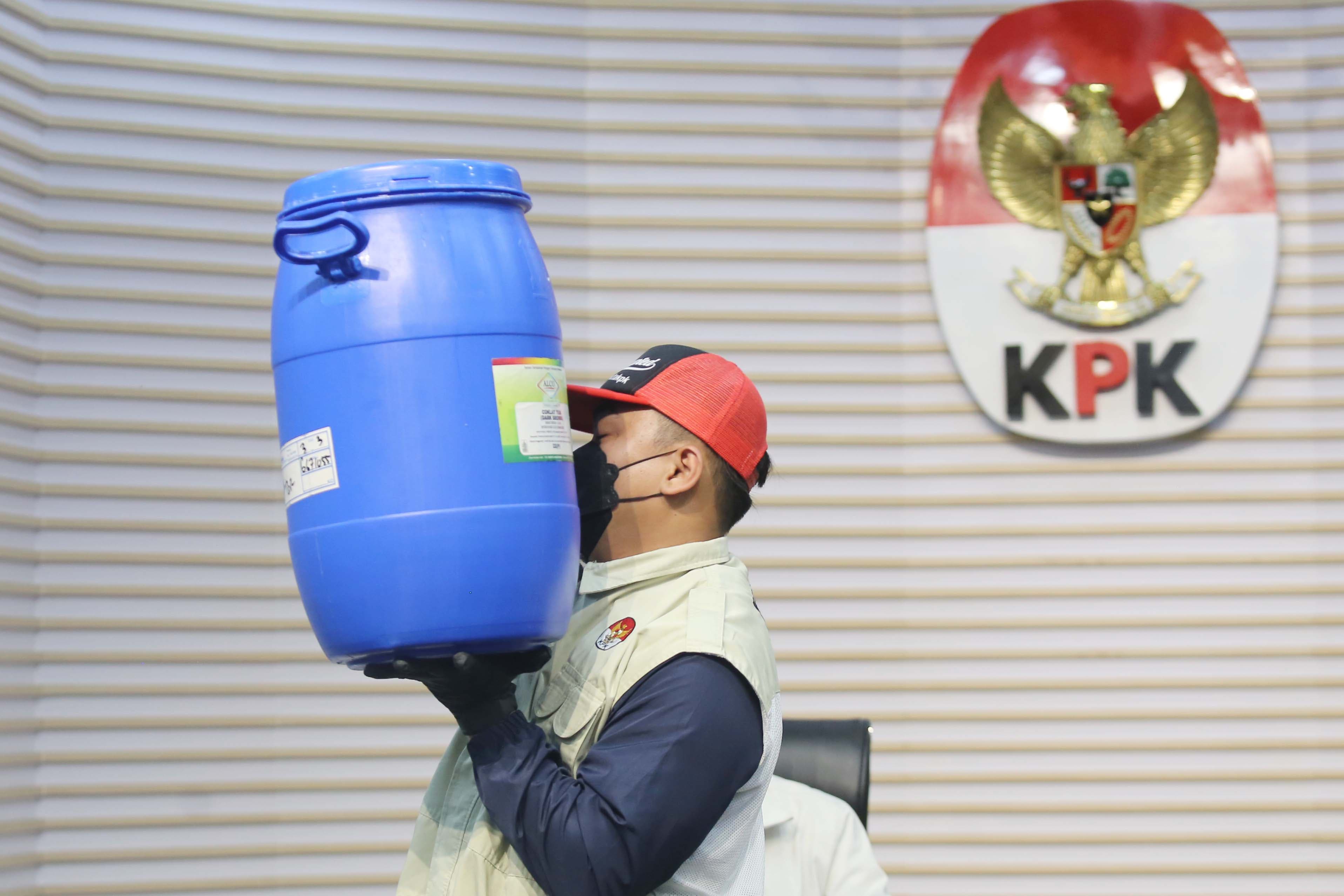 Petugas menunjukkan barang bukti uang senilai Rp1,2 miliar dalam operasi tangkap tangan (OTT) terkait dugaan suap yang melibatkan Bupati Klaten Hamenang Wajar Ismoyo di Gedung Merah Putih KPK, Jakarta, Jumat (16/10/2026).AKURAT.CO/Sopian 