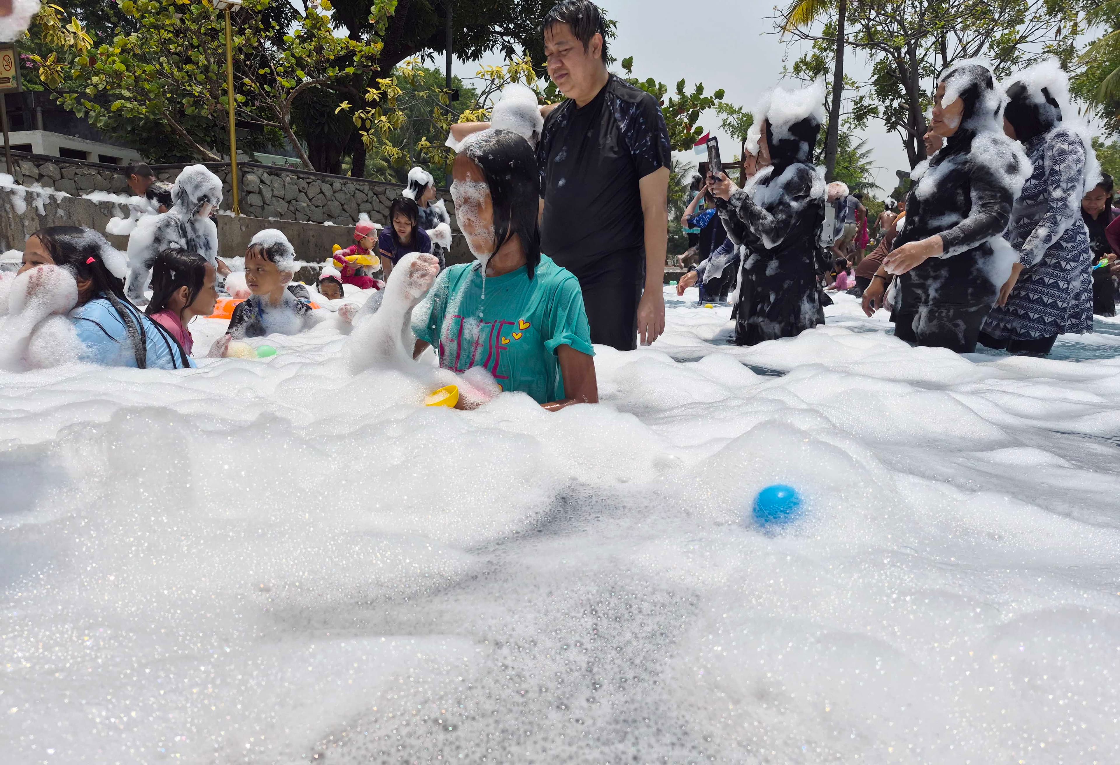 Pengunjung saat menikmati wisata mandi air Atlantis di kawasan Ancol, Jakarta, Minggu (18/10/2026). AKURAT.CO/Sopian