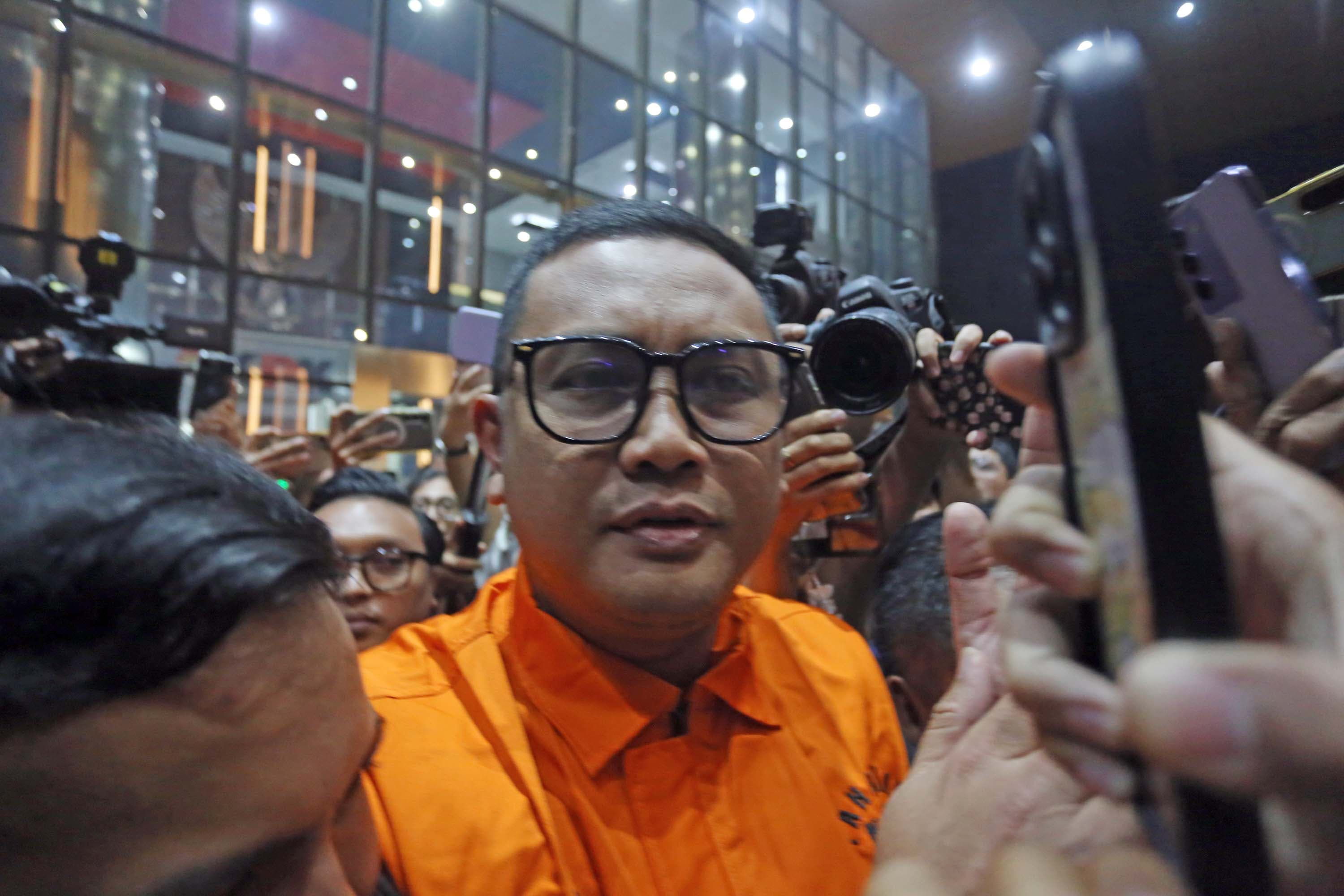 Bupati Klaten Hamenang Wajar Ismoyo Tersangka kasus suap berjalan menuju mobil tahanan usai menjalani pemeriksaaan setelah dilakukan OTT di Gedung Merah Putih KPK, Jakarta, Jum'at (16/10/2026). AKURAT.CO/Sopian 