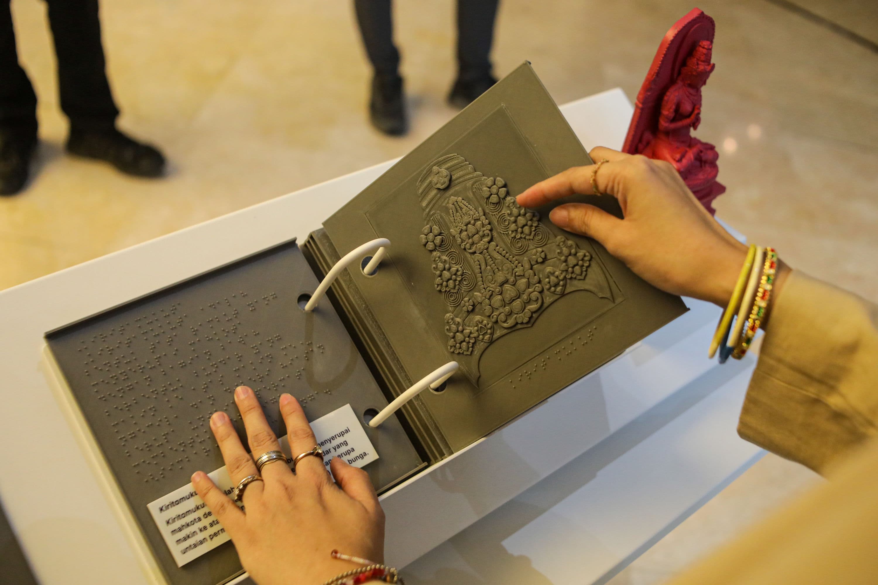 Pengunjung memotret arca Prajnaparamita usai diresmikan di Museum Nasional Indonesia, Jakarta, Selasa (13/10/2026). AKURAT.CO/Endra Prakoso