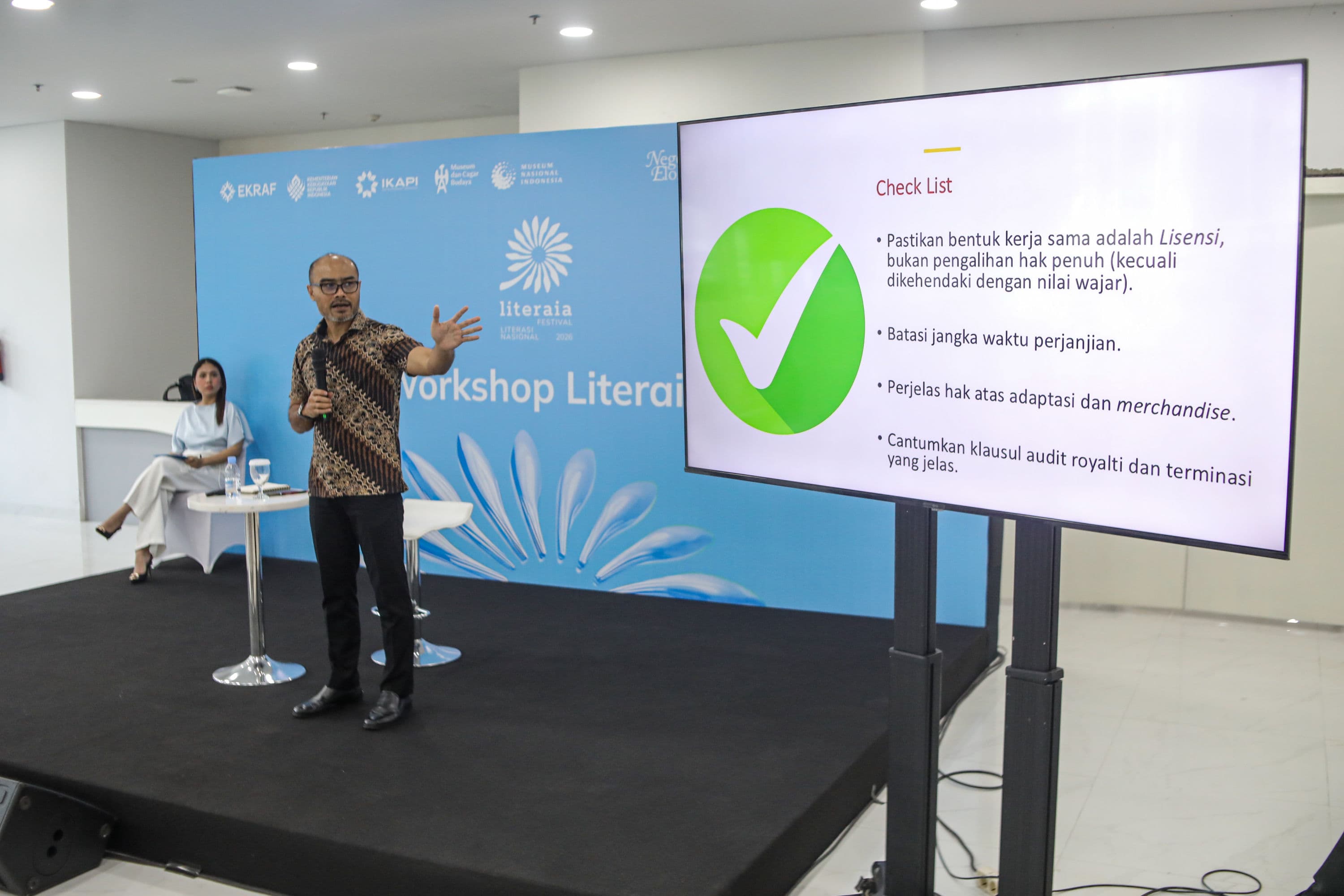 Advokat dan praktisi hukum kekayaan intelektual, Ari Juliano Gema menyampaikan pemaparan dalam Workshop Literaia: Kontrak Sehat, Karya Selamat yang merupakan rangkaian dari kegiatan Festival Literaia 2026 di Museum Nasional Indonesia, Jakarta, Selasa (13/10/2026). AKURAT.CO/Endra Prakoso