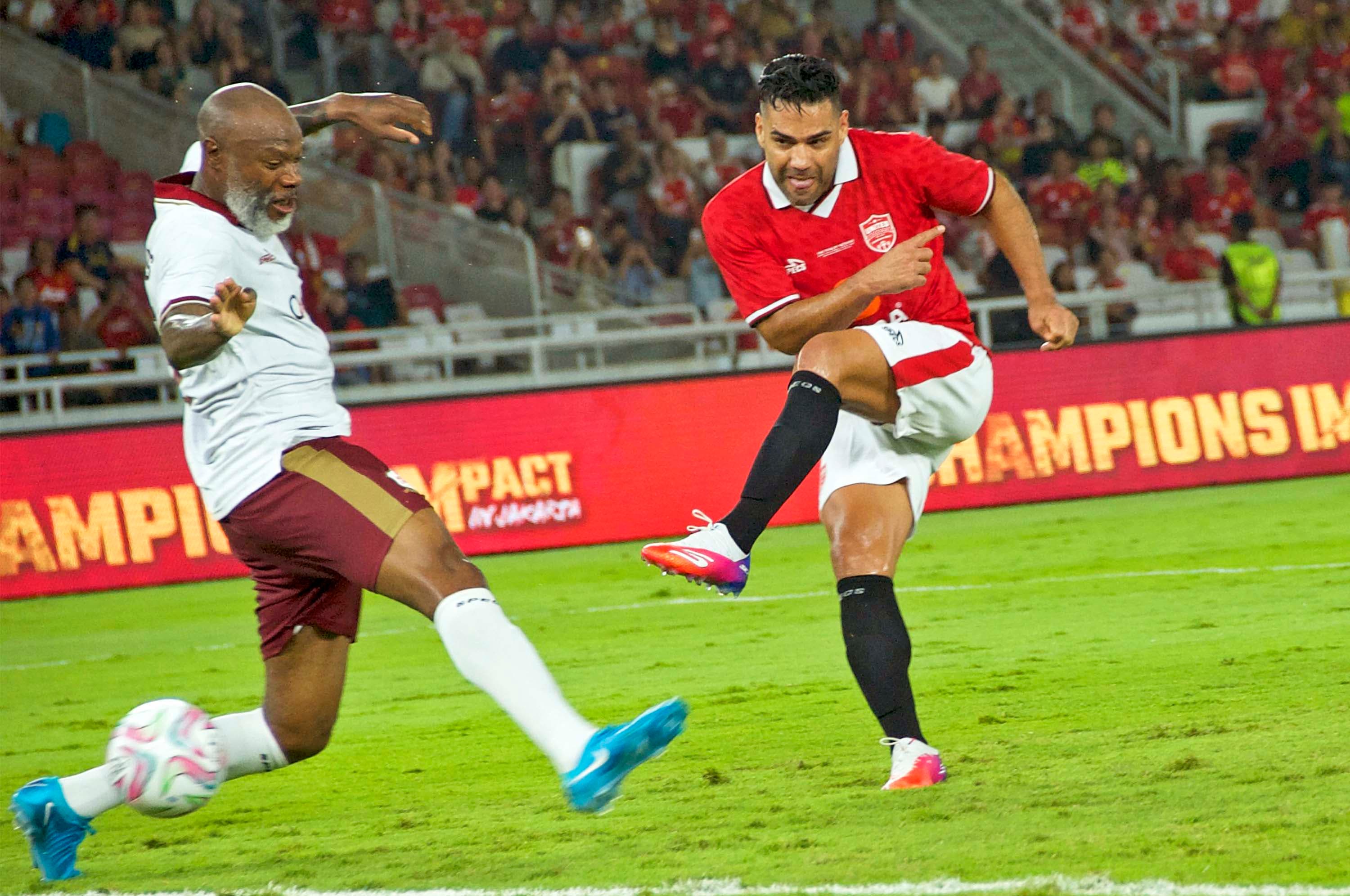 Pemain United Legends Ramadel Falcao (kanan) membawa bola dari hadangan pemain North London Legends, William Gallas saat melakukan pertandingan di Stadion Utama Gelora Bung Karno, Senayan, Jakarta, Sabtu (10/10/2026).  AKURAT.CO/Sopian