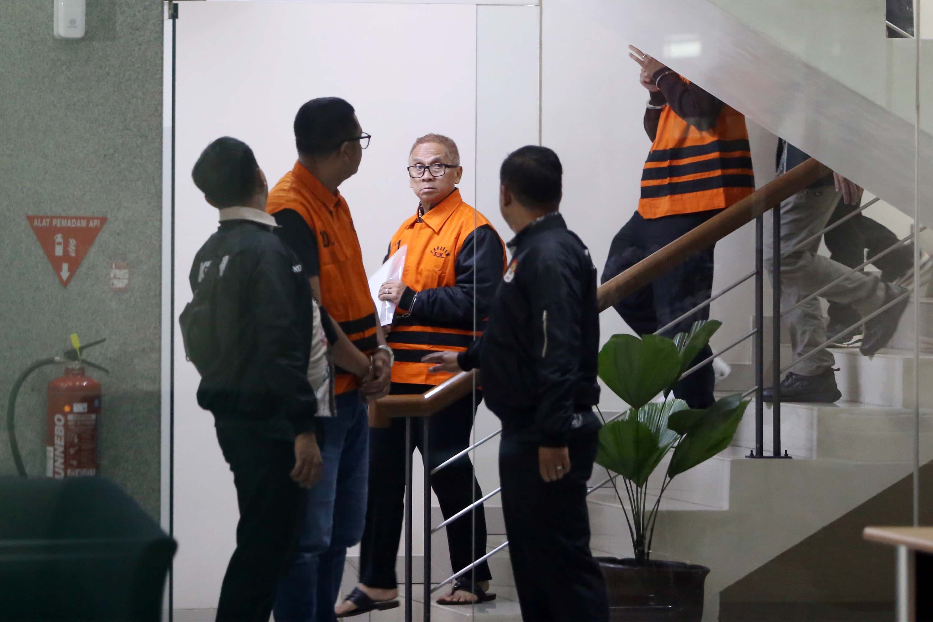 Kepala Perwakilan Badan Pemeriksa Keuangan (BPK) Jawa Tengah Ahmad Luthfi H. Rahmatullah berjalan menuju mobil tahanan usai menjalani pemeriksaaan setelah dilakukan OTT di Gedung Merah Putih KPK, Jakarta, Jum'at (16/10/2026).AKURAT.CO/Sopian 