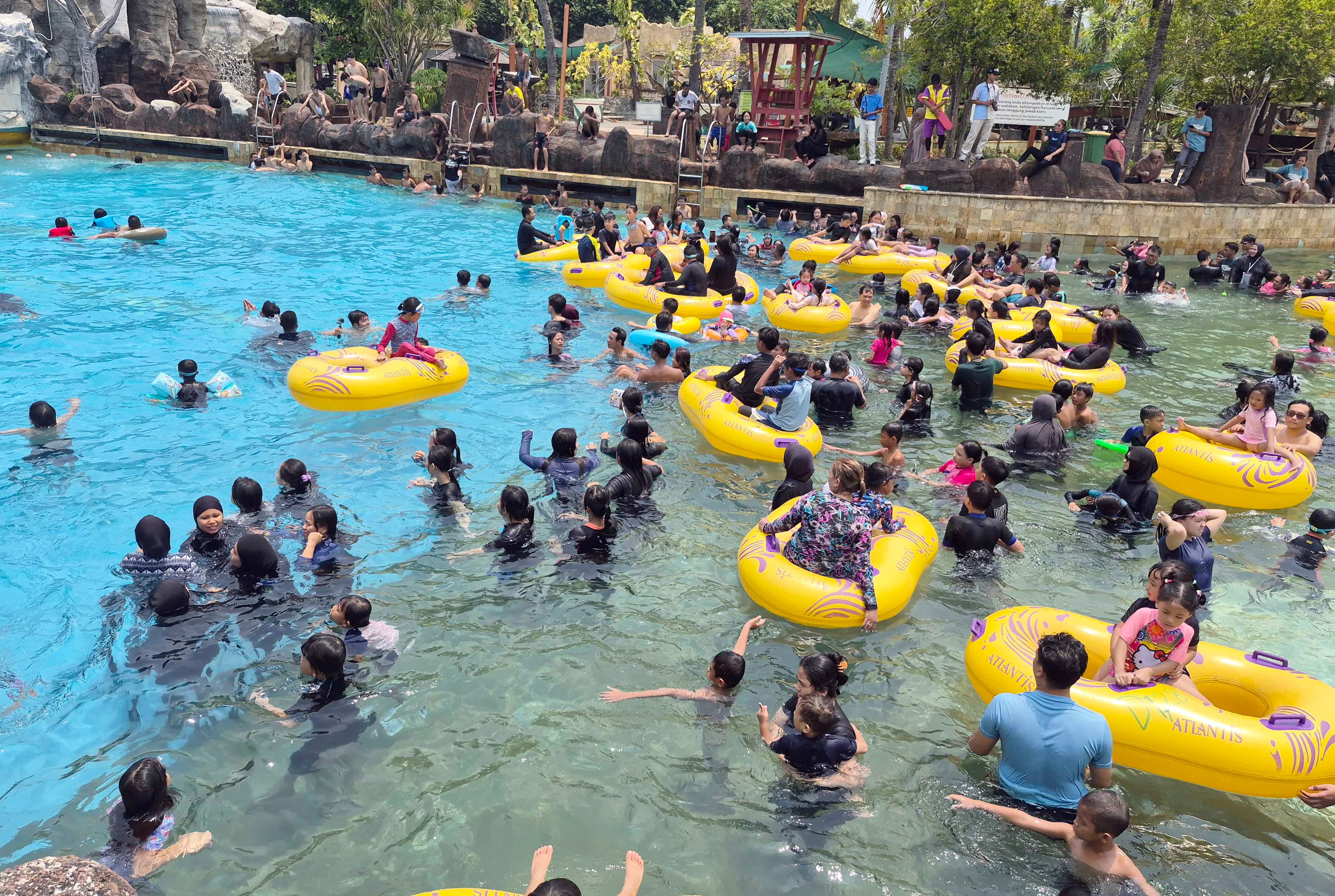 Pengunjung saat menikmati wisata mandi air Atlantis di kawasan Ancol, Jakarta, Minggu (18/10/2026). AKURAT.CO/Sopian