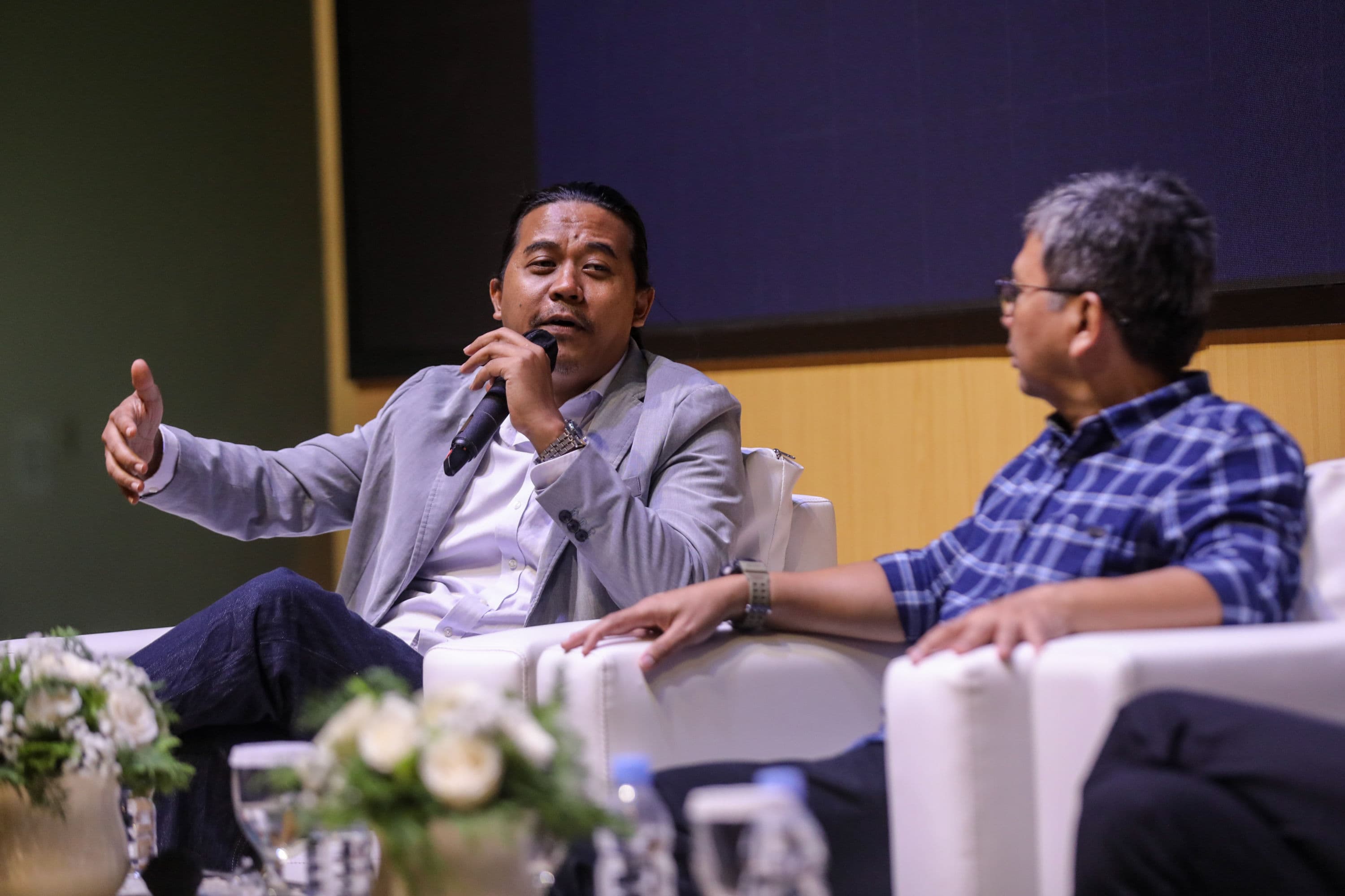 Sekretaris Jenderal AKSI Ecky Mosmarth (kiri) menyampaikan pemaparan dalam Bincang Literaia yang merupakan rangkaian dari kegiatan Festival Literaia 2026 di Museum Nasional Indonesia, Jakarta, Selasa (13/10/2026). AKURAT.CO/Endra Prakoso
