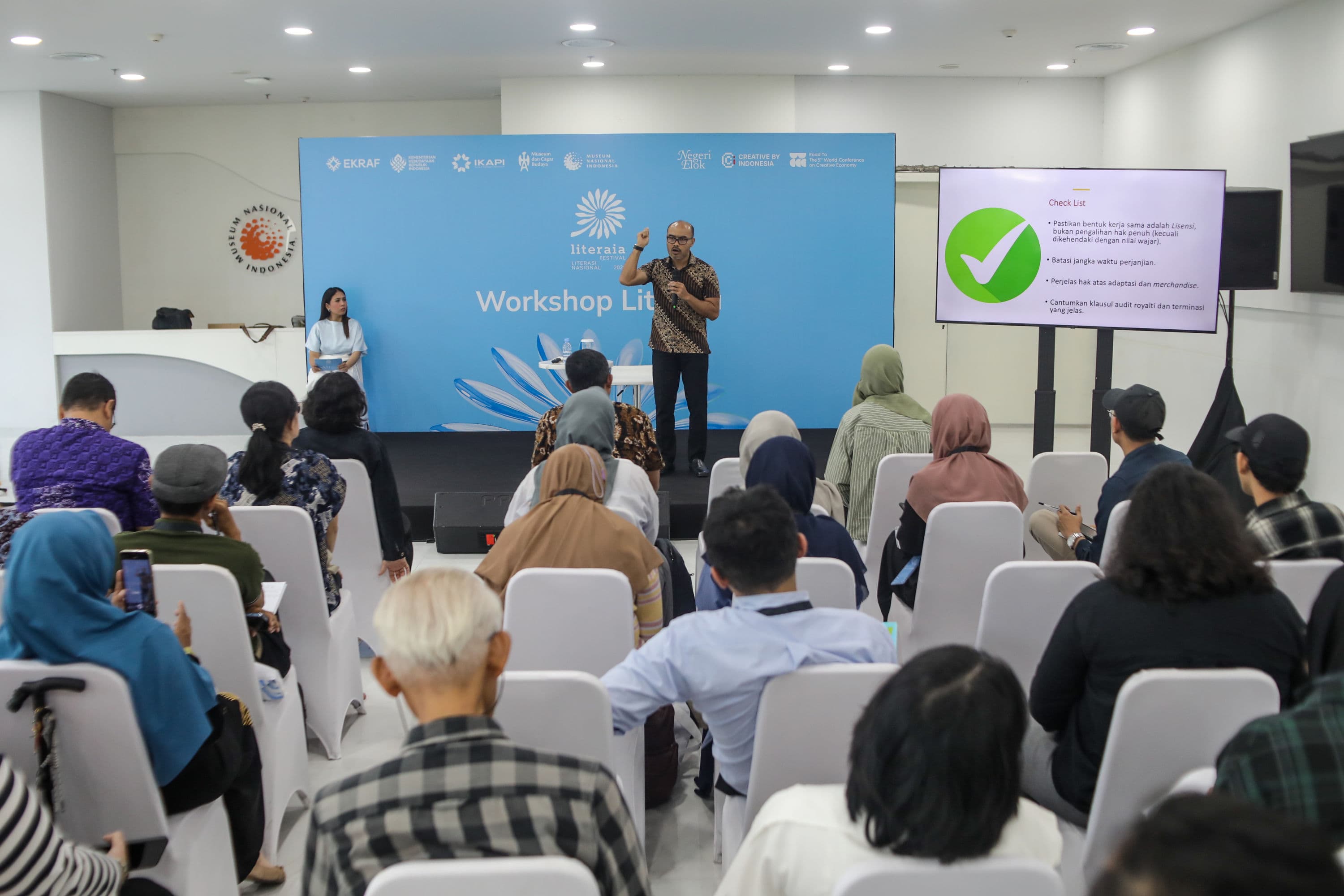 Advokat dan praktisi hukum kekayaan intelektual, Ari Juliano Gema menyampaikan pemaparan dalam Workshop Literaia: Kontrak Sehat, Karya Selamat yang merupakan rangkaian dari kegiatan Festival Literaia 2026 di Museum Nasional Indonesia, Jakarta, Selasa (13/10/2026). AKURAT.CO/Endra Prakoso
