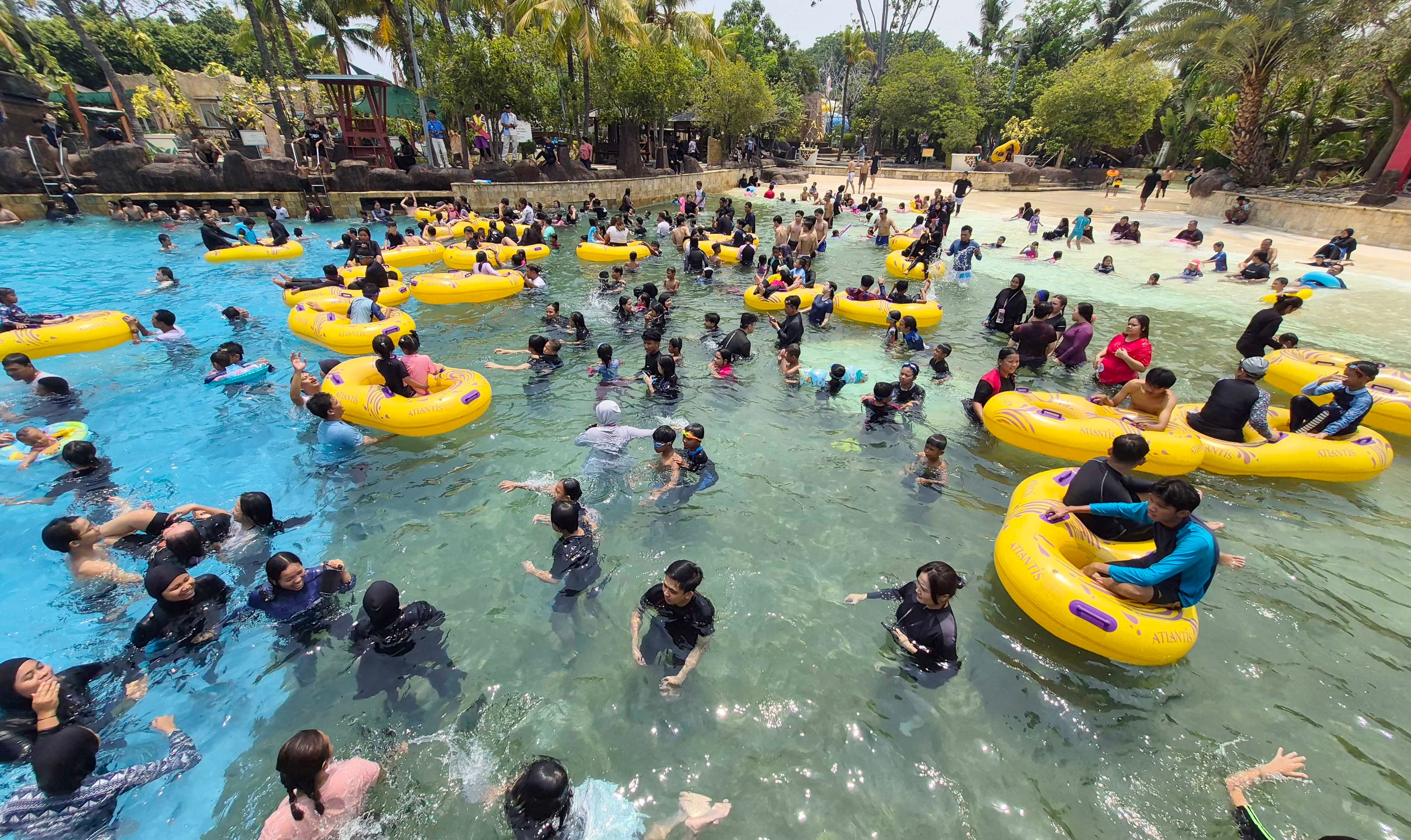 Pengunjung saat menikmati wisata mandi air Atlantis di kawasan Ancol, Jakarta, Minggu (18/10/2026). AKURAT.CO/Sopian