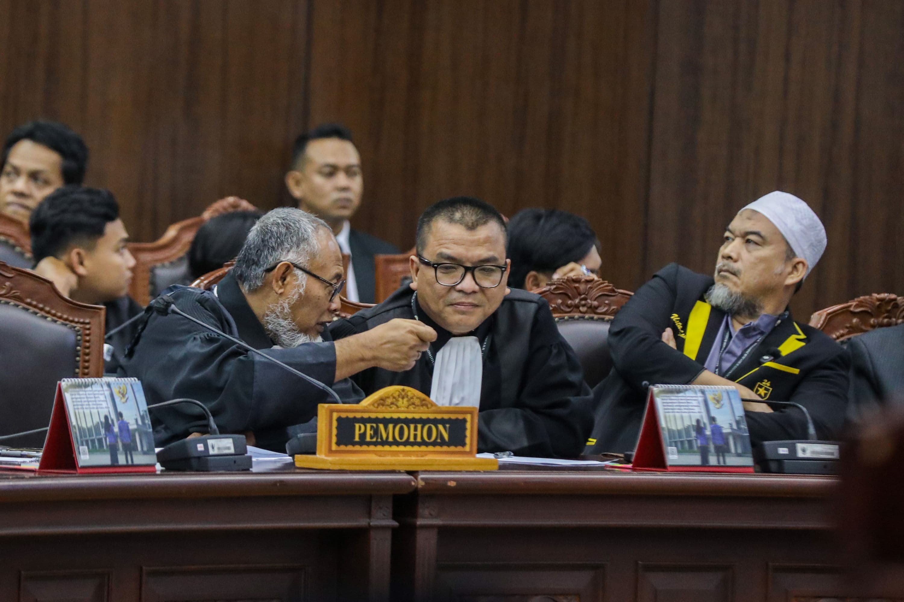 Denny Indrayana (tengah) bersama Ansufri Idrus Sambo (kanan) dan kuasa hukumnya Bambang Widjojanto (kiri) sebagai pihak pemohon mengikuti sidang pengucapan putusan pengucapan putusan Perselisihan Hasil Pemilihan Umum (PHPU) Pilpres 2024 di Gedung Mahkamah Konstitusi, Jakarta, Selasa (6/10/2026) malam. AKURAT.CO/Endra Prakoso