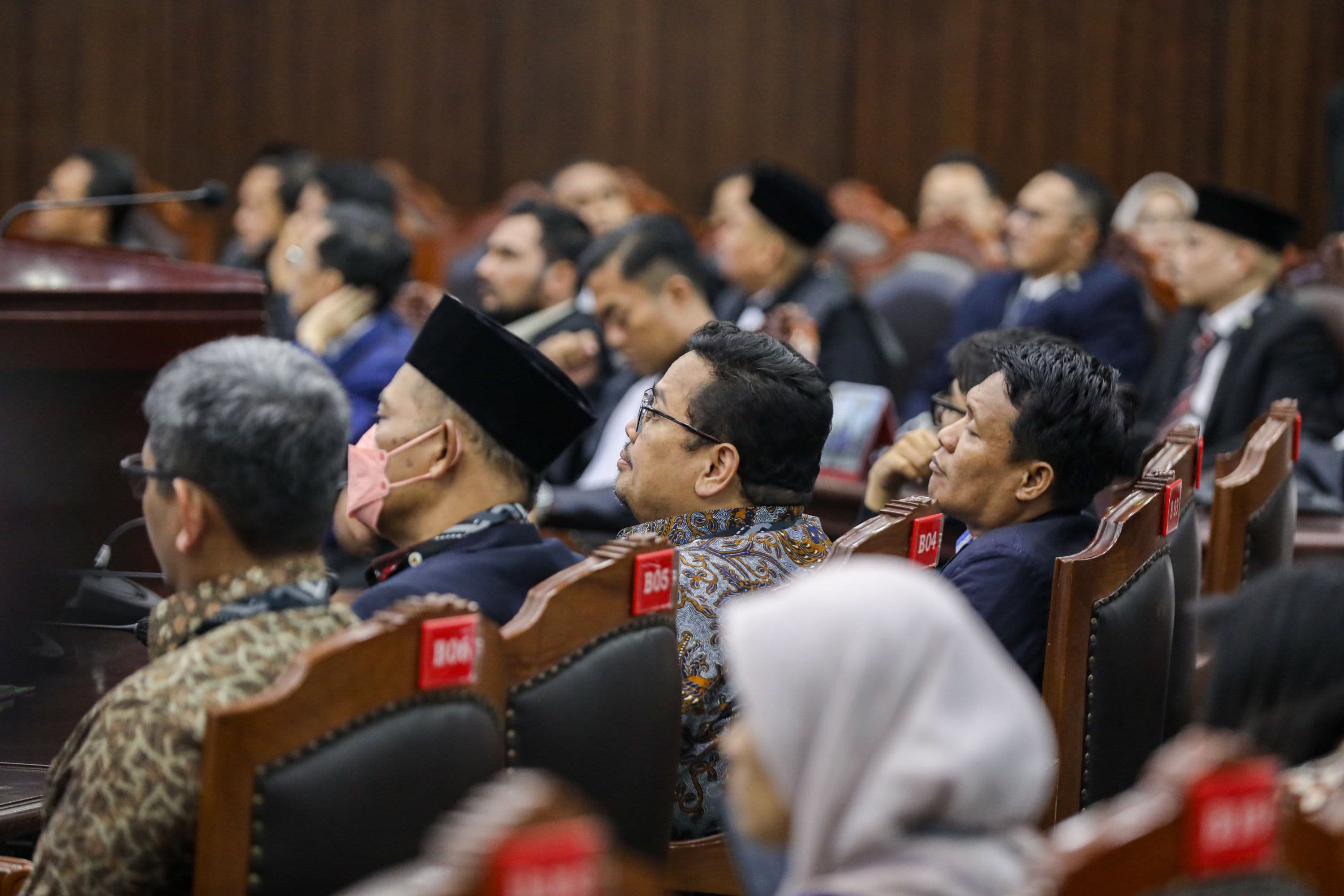 Ketua Bawaslu Rahmat Bagja (tengah) mengahdiri sidang pengucapan putusan pengucapan putusan Perselisihan Hasil Pemilihan Umum (PHPU) Pilpres 2024 di Gedung Mahkamah Konstitusi, Jakarta, Selasa (6/10/2026) malam.AKURAT.CO/Endra Prakoso