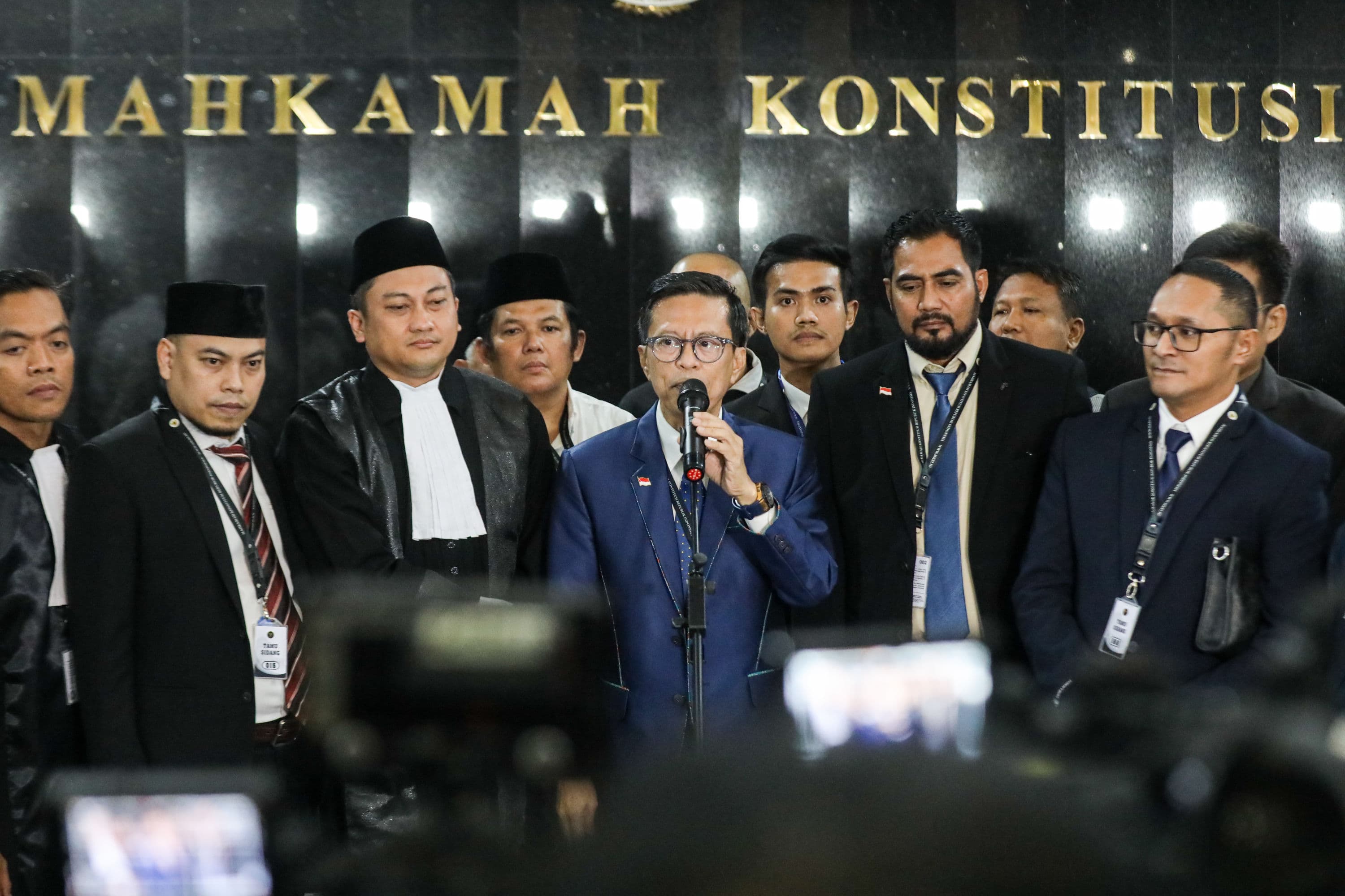 Ketua Umum Kelompok Relawan Militan 08 Nusantara Andi Azwan (tengah) sebagai pihak terkait usai mengikuti sidang pengucapan putusan pengucapan putusan Perselisihan Hasil Pemilihan Umum (PHPU) Pilpres 2024 di Gedung Mahkamah Konstitusi, Jakarta, Selasa (6/10/2026) malam.AKURAT.CO/Endra Prakoso