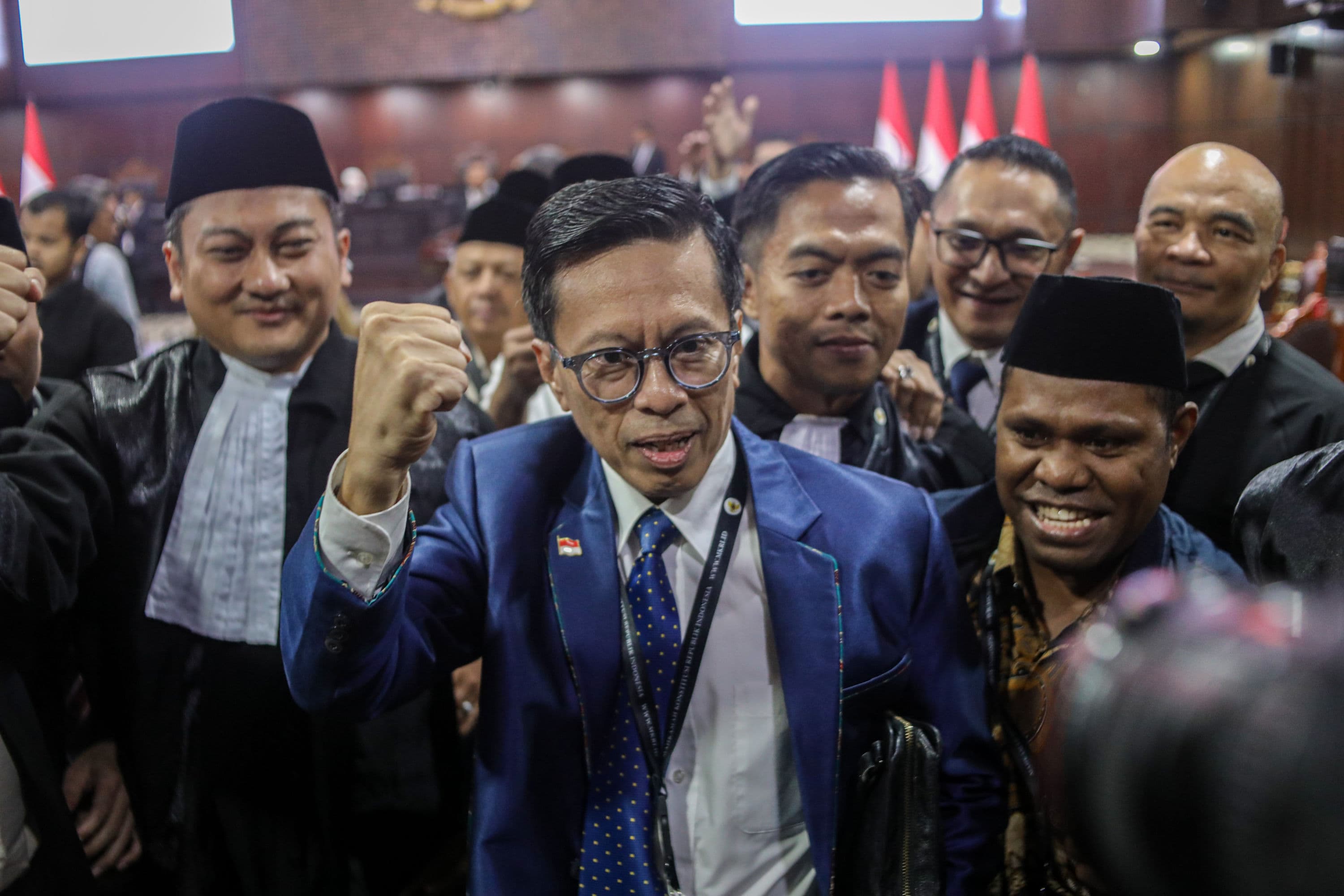 Ketua Umum Kelompok Relawan Militan 08 Nusantara Andi Azwan (tangah) sebagai pihak terkait usai mengikuti sidang pengucapan putusan pengucapan putusan Perselisihan Hasil Pemilihan Umum (PHPU) Pilpres 2024 di Gedung Mahkamah Konstitusi, Jakarta, Selasa (6/10/2026) malam. AKURAT.CO/Endra Prakoso