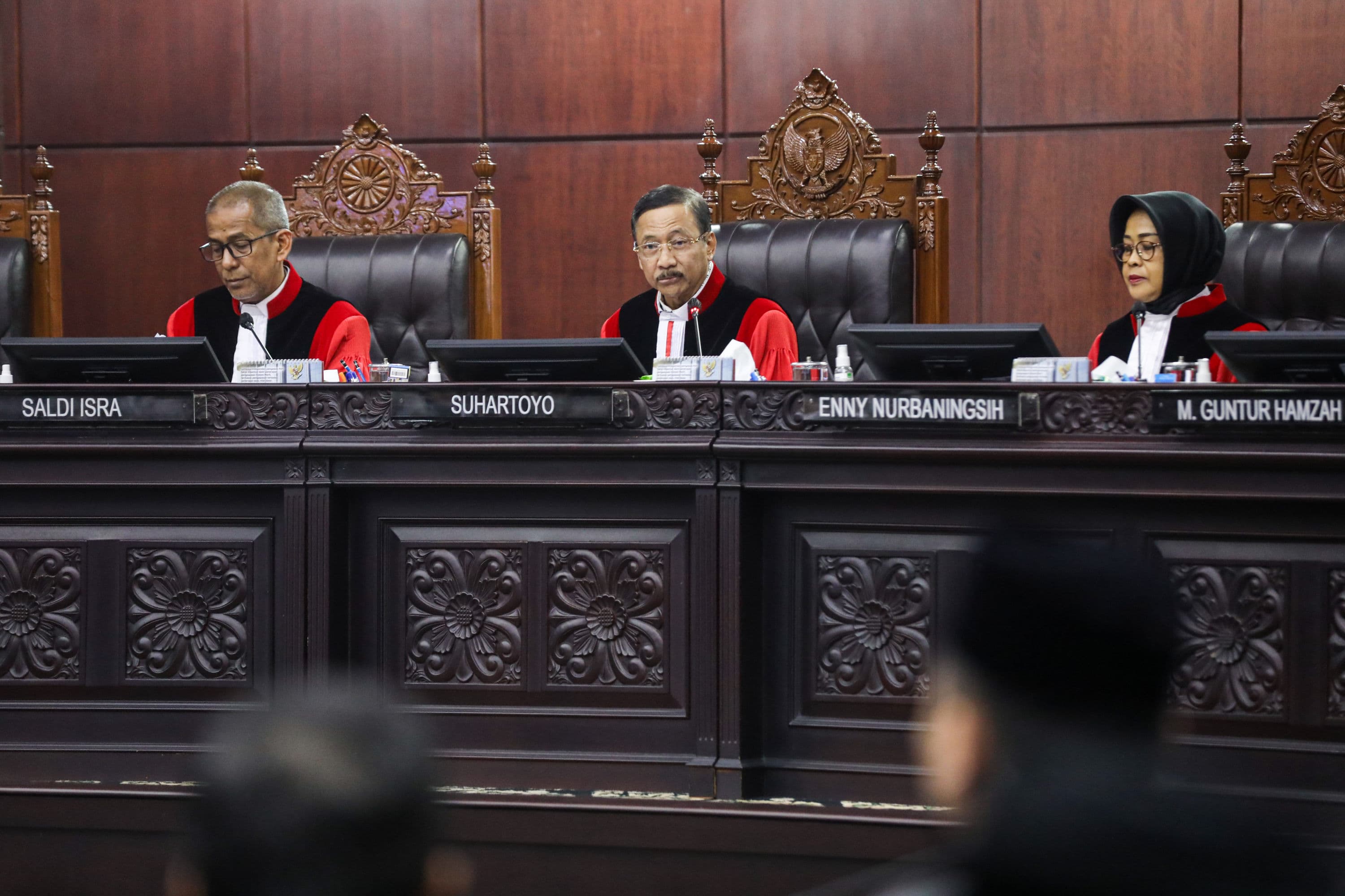 Ketua Mahkamah Konstitusi (MK) Suhartoyo (tengah) bersama Wakil Ketua Saldi Isra (kiri) serta Hakim Konstitusi Enny Nurbaningsih (kanan) memimpin sidang pengucapan putusan pengucapan putusan Perselisihan Hasil Pemilihan Umum (PHPU) Pilpres 2024 di Gedung Mahkamah Konstitusi, Jakarta, Selasa (6/10/2026) malam.AKURAT.CO/Endra Prakoso