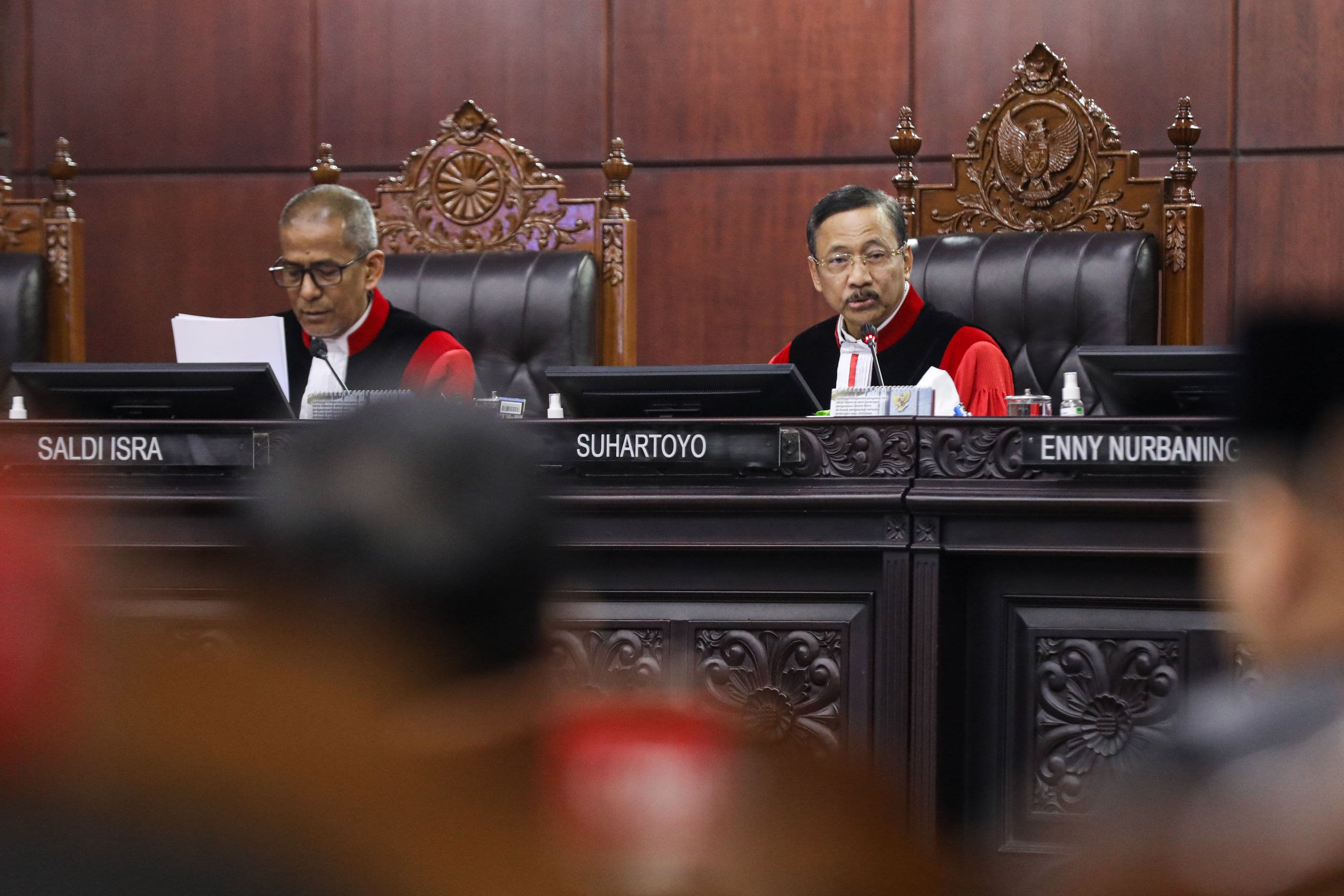 Ketua Mahkamah Konstitusi (MK) Suhartoyo (kanan) bersama Wakil Ketua Saldi Isra (kiri) memimpin sidang pengucapan putusan pengucapan putusan Perselisihan Hasil Pemilihan Umum (PHPU) Pilpres 2024 di Gedung Mahkamah Konstitusi, Jakarta, Selasa (6/10/2026) malam. AKURAT.CO/Endra Prakoso