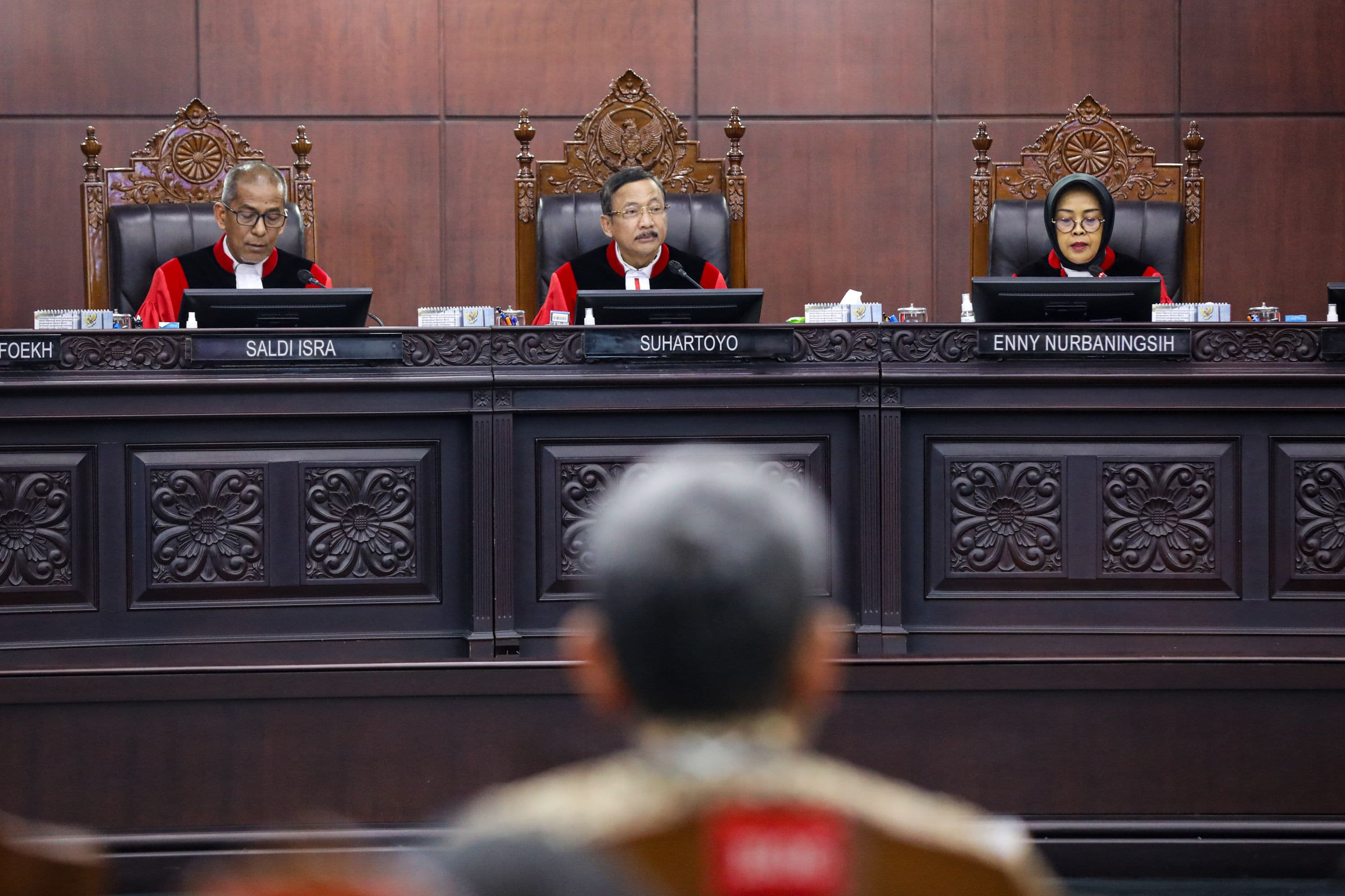 Ketua Mahkamah Konstitusi (MK) Suhartoyo (tengah) bersama Wakil Ketua Saldi Isra (kiri) serta Hakim Konstitusi Enny Nurbaningsih (kanan) memimpin sidang pengucapan putusan pengucapan putusan Perselisihan Hasil Pemilihan Umum (PHPU) Pilpres 2024 di Gedung Mahkamah Konstitusi, Jakarta, Selasa (6/10/2026) malam.AKURAT.CO/Endra Prakoso