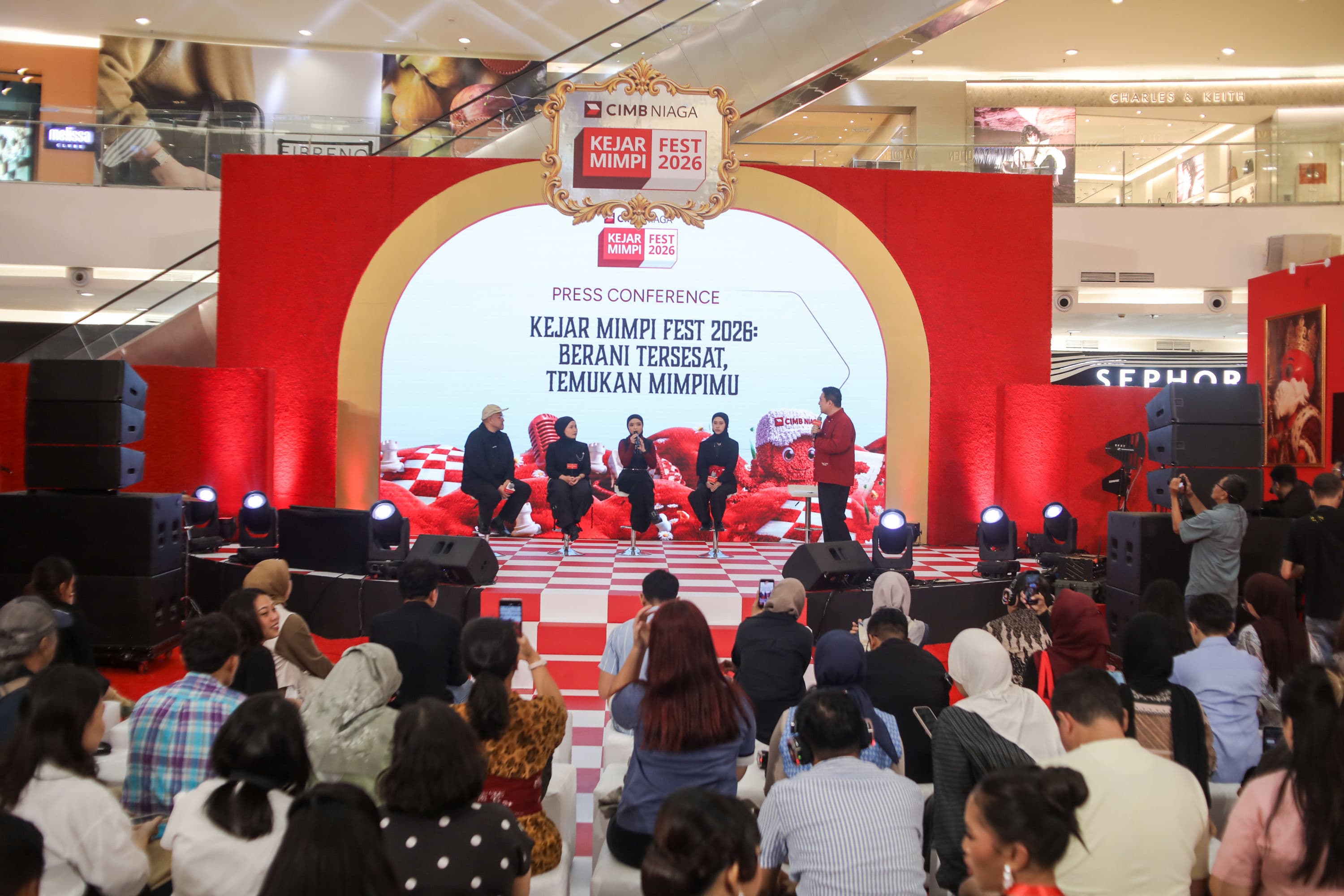 Head of Marketing, Brand & Customer Experience CIMB Niaga Amir Widjaya (kanan) bersama Founder & CEO The Goods Dept Anton Wirjono (kiri) dan personel grup musik Voice of Baceprot dalam sesi diskusi saat pembukaan Kejar Mimpi FEST 2026 bertema “Berani Tersesat, Temukan Mimpimu” di Jakarta, Jumat (2/10/2026).AKURAT.CO/Endra Prakoso