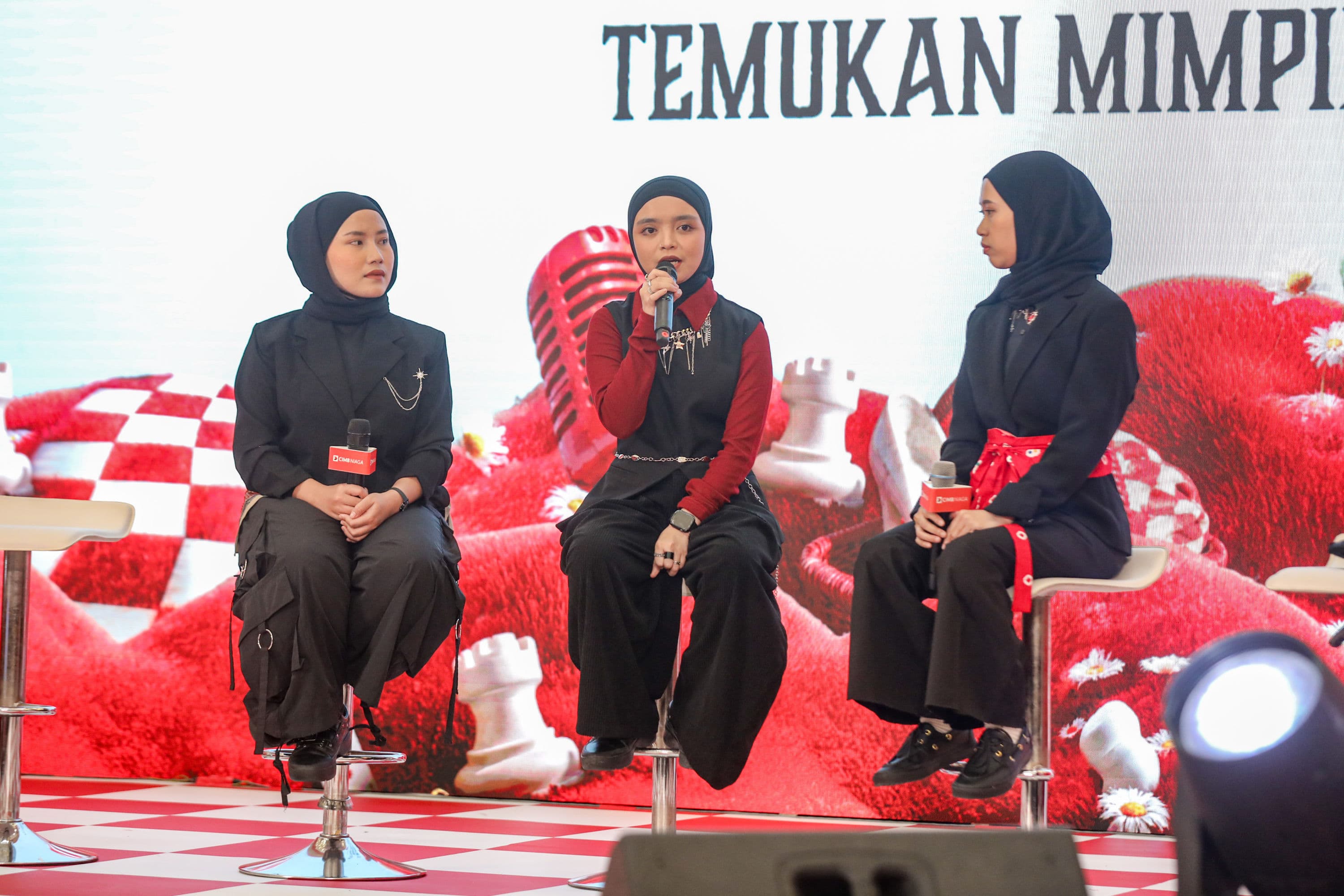 Personel grup musik Voice of Baceprot dalam sesi diskusi saat pembukaan Kejar Mimpi FEST 2026 bertema “Berani Tersesat, Temukan Mimpimu” di Jakarta, Jumat (2/10/2026). AKURAT.CO/Endra Prakoso