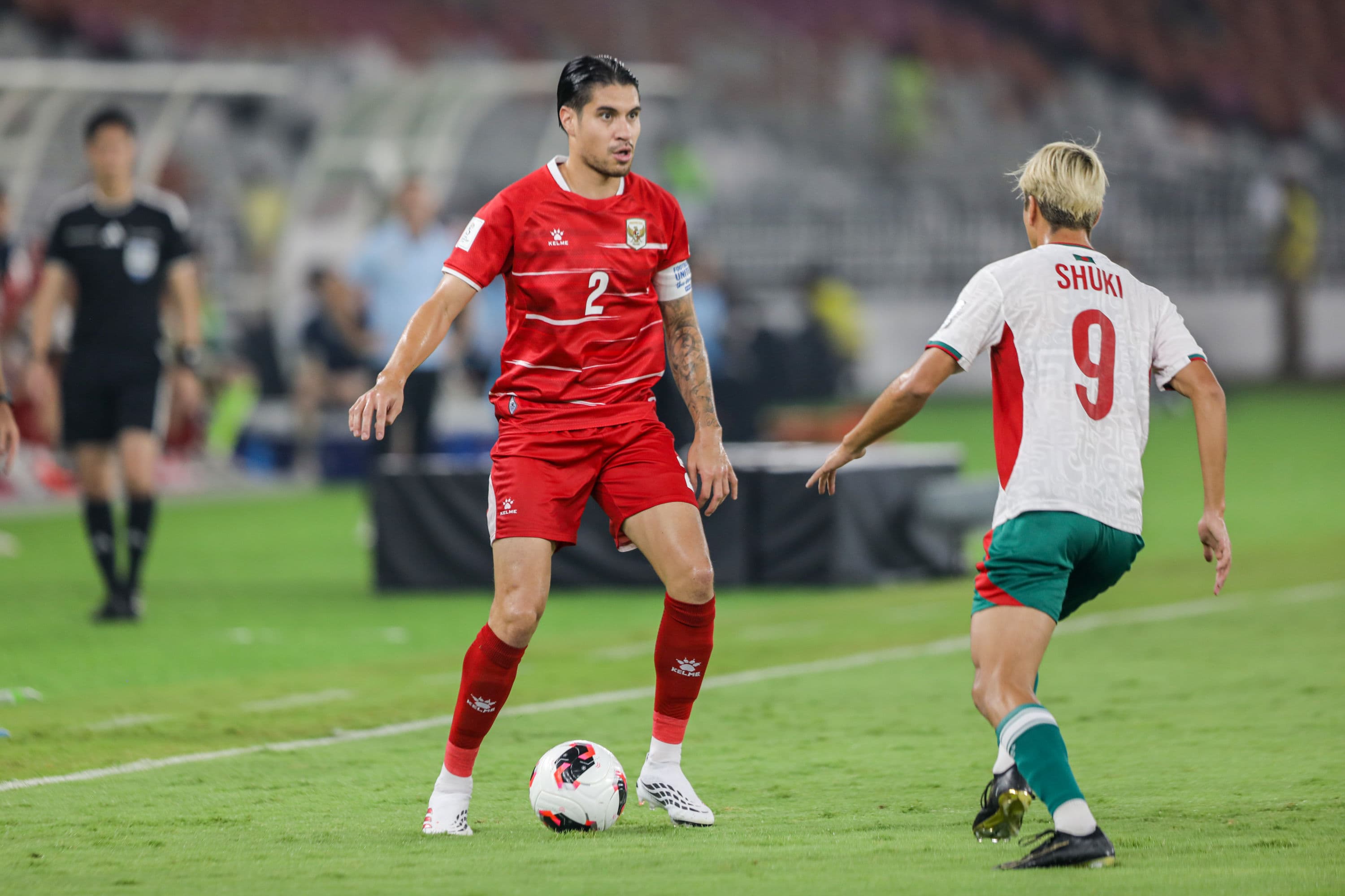 Pesepak bola Timnas Indonesia Kevin Diks (kiri) mencoba melewati pesepak bola Timnas Bangladesh Shuki Itofusa (kanan) dalam pertandingan penyisihan Grup A FIFA ASEAN Cup 2026 di Stadion Utama Gelora Bung Karno (SUGBK), Senayan, Jakarta, Kamis (1/10/2026). AKURAT.CO/Endra Prakoso