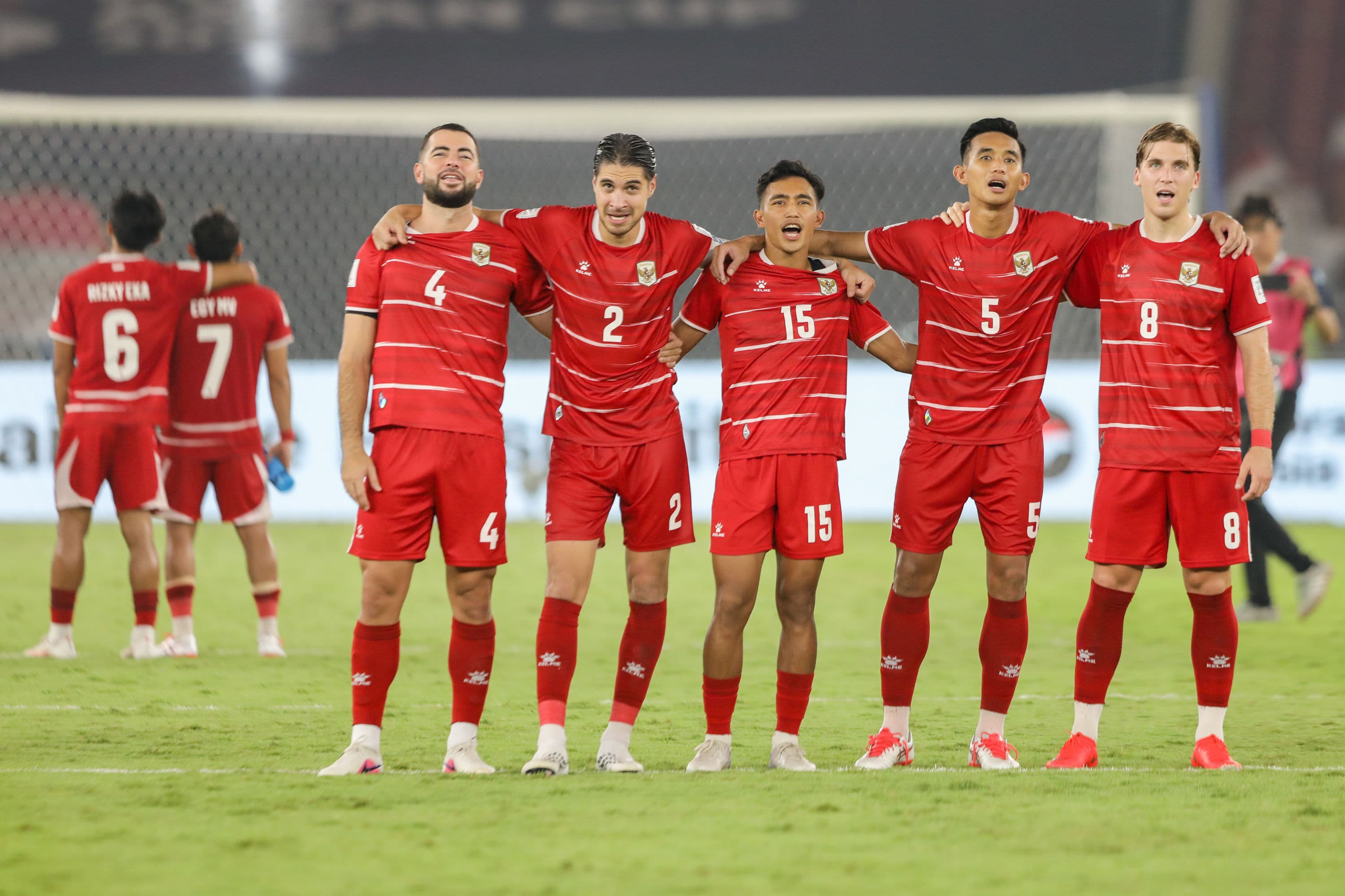 Pesepak bola Timnas Indonesia menyanyikan lagu Indonesia Pusaka usai melawan Timnas Bangladesh dalam pertandingan penyisihan Grup A FIFA ASEAN Cup 2026 di Stadion Utama Gelora Bung Karno (SUGBK), Senayan, Jakarta, Kamis (1/10/2026). AKURAT.CO/Endra Prakoso