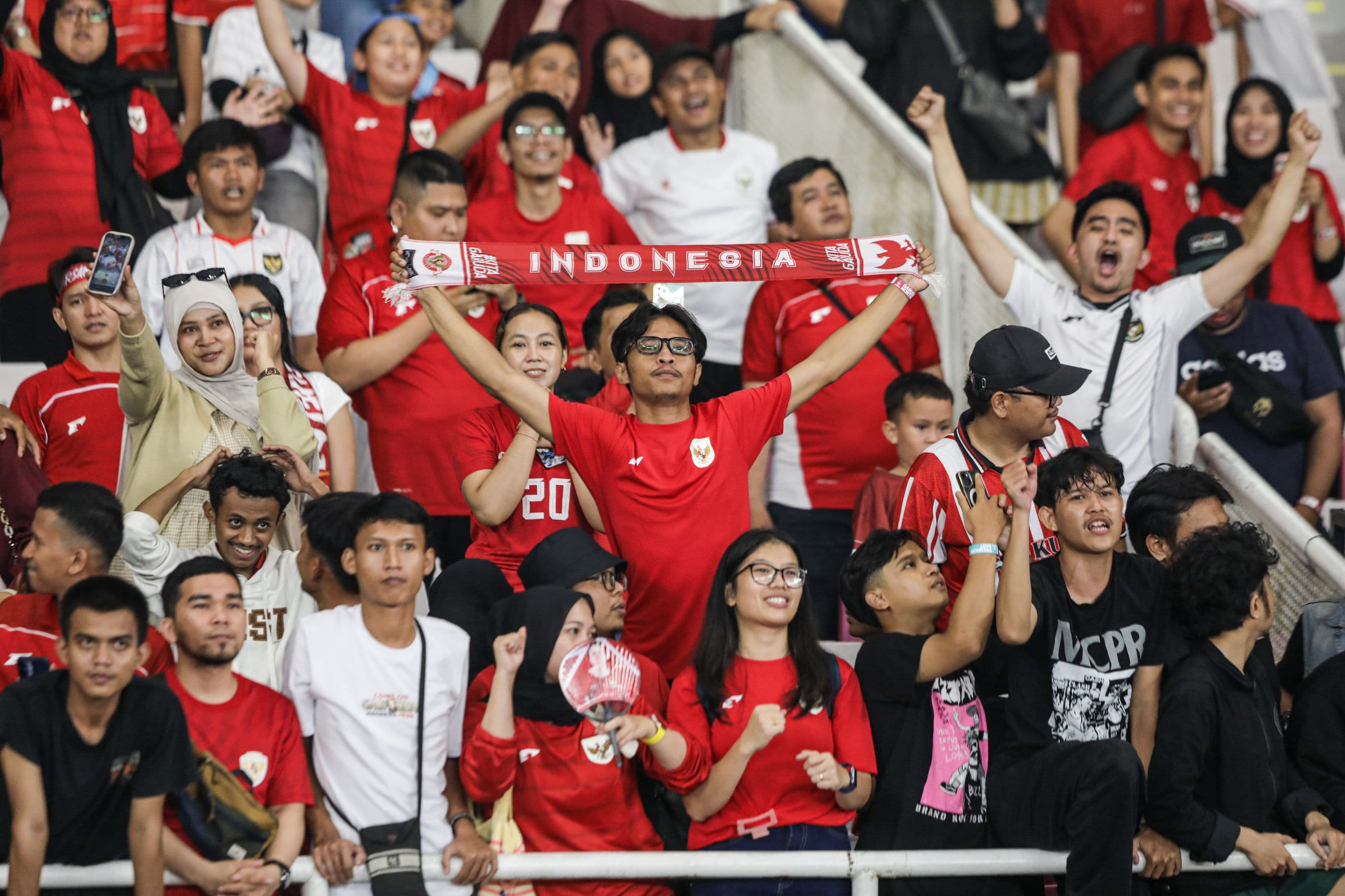 Pendukung sepak bola Timnas Indonesia merayakan membentangkan syal saat melawan Timnas Bangladesh dalam pertandingan penyisihan Grup A FIFA ASEAN Cup 2026 di Stadion Utama Gelora Bung Karno (SUGBK), Senayan, Jakarta, Kamis (1/10/2026). AKURAT.CO/Endra Prakoso