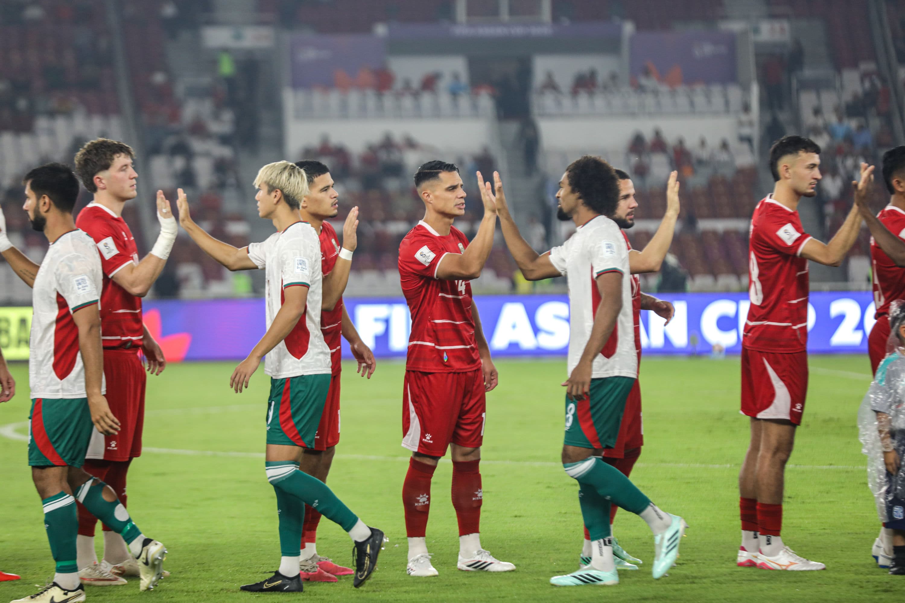 Pesepak bola Timnas Indonesia berjabat tangan dengan pesepak bola Timnas Bangladesh dalam pertandingan penyisihan Grup A FIFA ASEAN Cup 2026 di Stadion Utama Gelora Bung Karno (SUGBK), Senayan, Jakarta, Kamis (1/10/2026). AKURAT.CO/Endra Prakoso