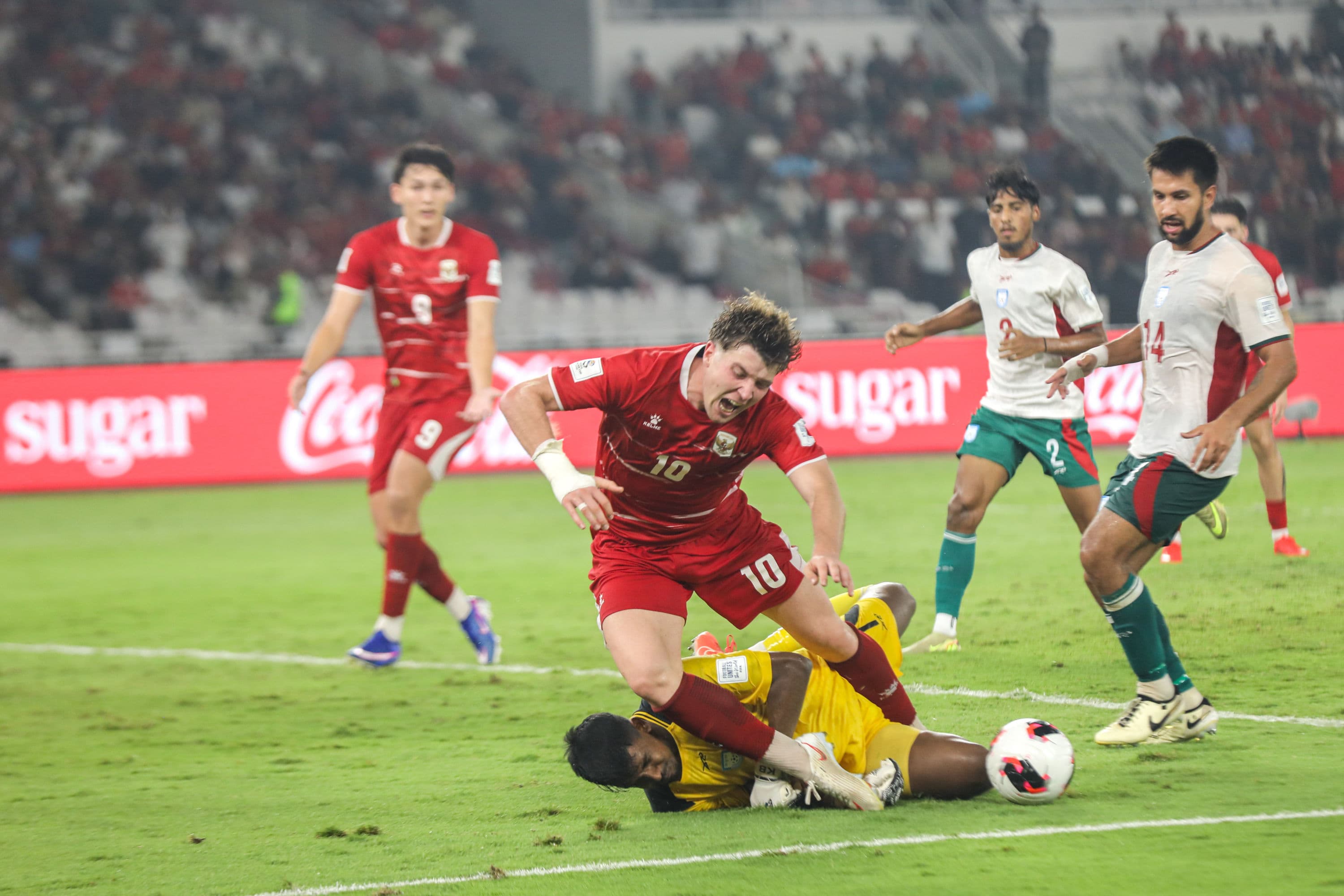 Pesepak bola Timnas Bangladesh Mehedi Hasan Srabon menghalau bola dari pesepak bola Timnas Indonesia Ole Romeny dalam pertandingan penyisihan Grup A FIFA ASEAN Cup 2026 di Stadion Utama Gelora Bung Karno (SUGBK), Senayan, Jakarta, Kamis (1/10/2026). AKURAT.CO/Endra Prakoso