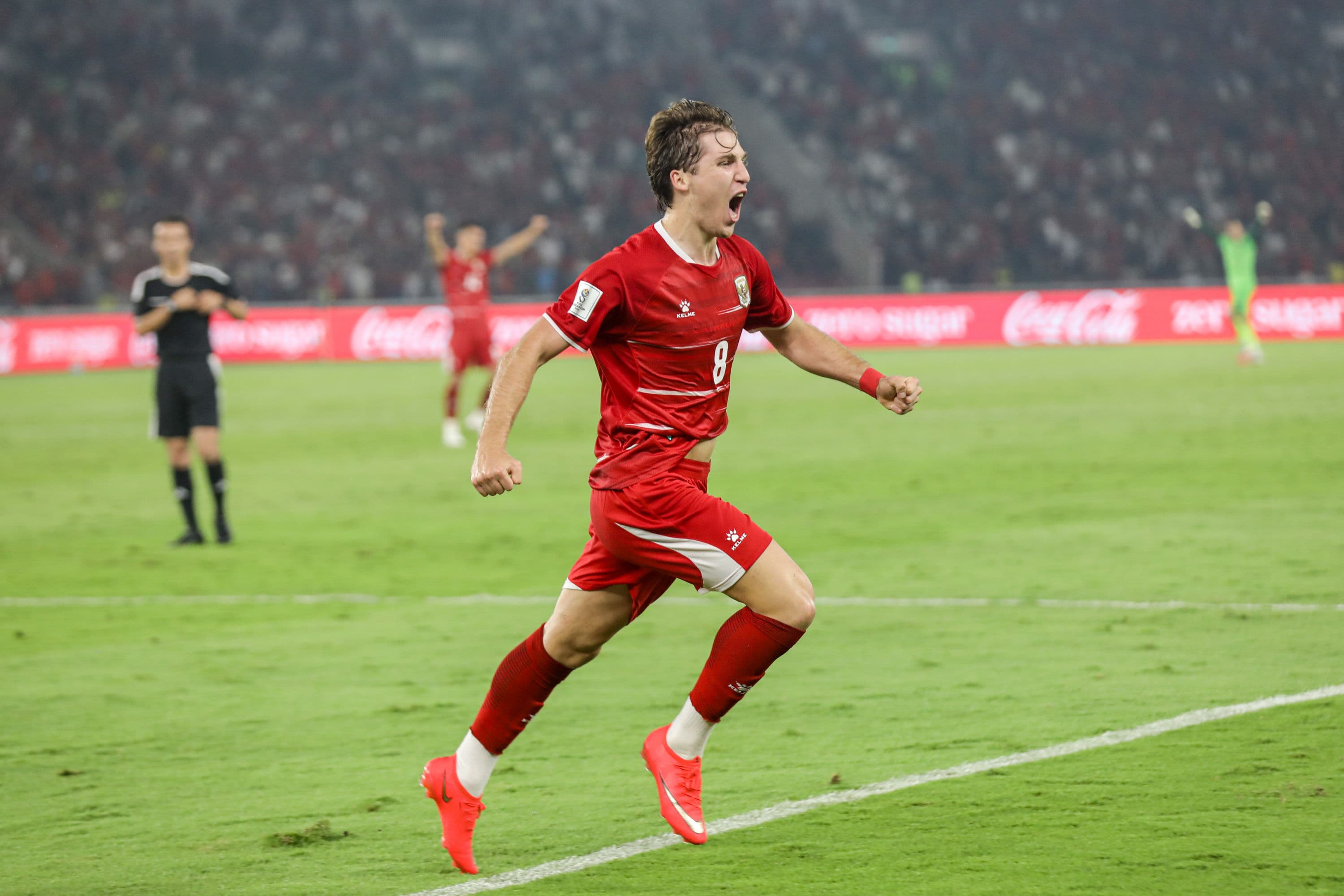 Pesepak bola Timnas Indonesia Luke Vickery melakukan selebrasi usai membobol gawang Timnas Bangladesh dalam pertandingan penyisihan Grup A FIFA ASEAN Cup 2026 di Stadion Utama Gelora Bung Karno (SUGBK), Senayan, Jakarta, Kamis (1/10/2026). AKURAT.CO/Endra Prakoso