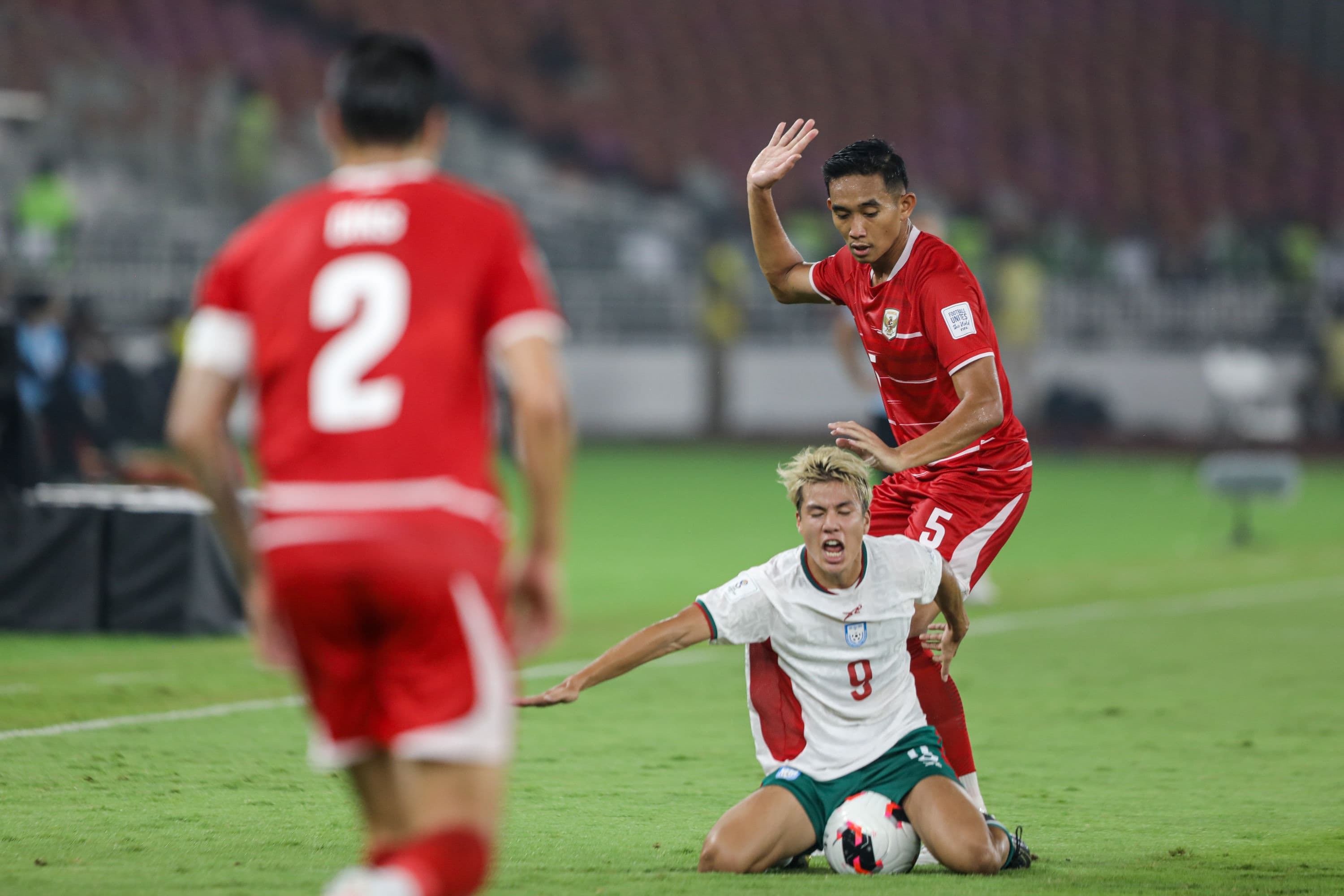 Pesepak bola Timnas Indonesia Rizky Ridho (atas) berebut bola dengan pesepak bola Timnas Bangladesh Shuki Itofusa (bawah) dalam pertandingan penyisihan Grup A FIFA ASEAN Cup 2026 di Stadion Utama Gelora Bung Karno (SUGBK), Senayan, Jakarta, Kamis (1/10/2026). AKURAT.CO/Endra Prakoso