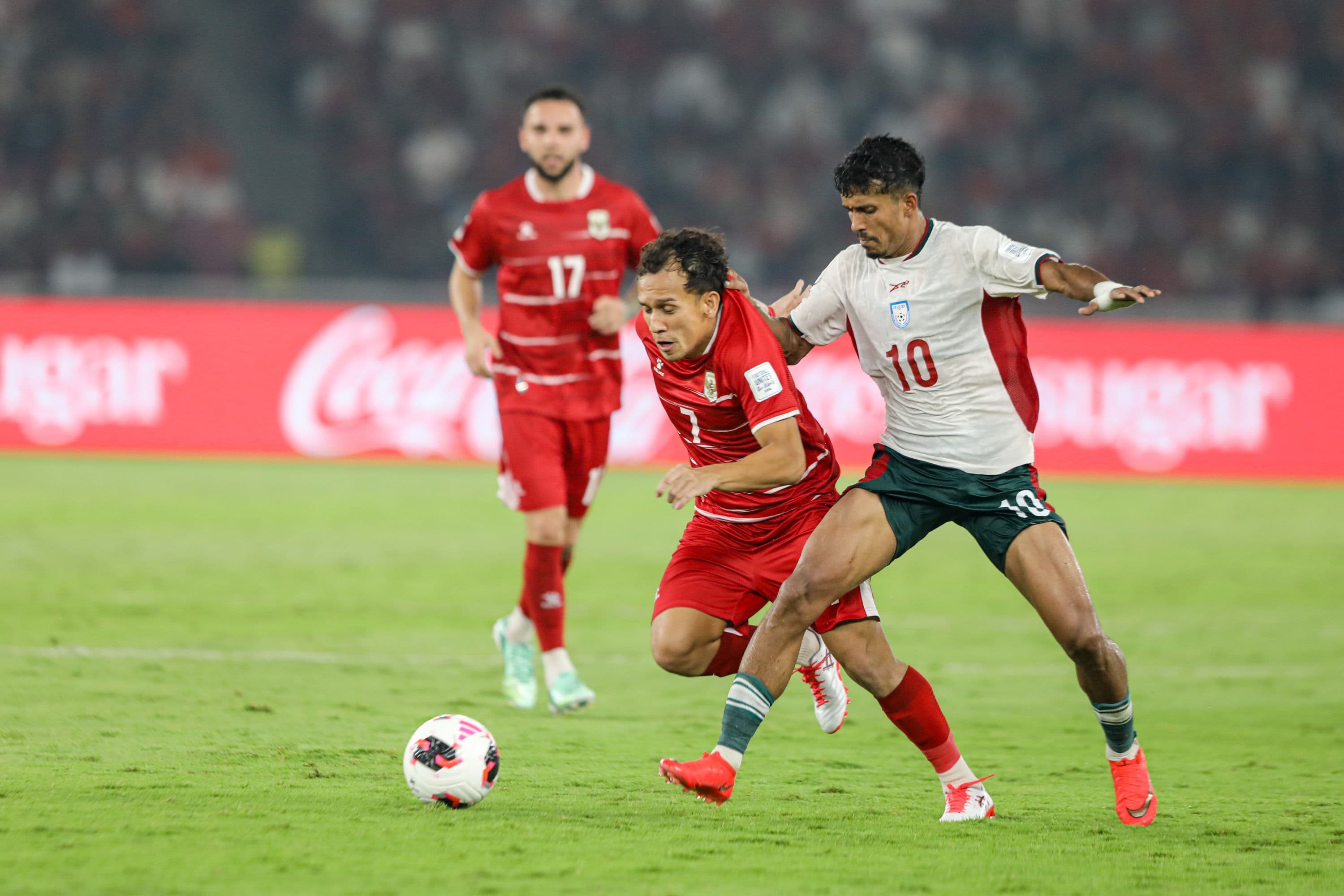 Pesepak bola Timnas Indonesia Egy Maulana Vikri (kiri) berebut bola dengan pesepak bola Timnas Bangladesh Rakib Hosain (kanan) dalam pertandingan penyisihan Grup A FIFA ASEAN Cup 2026 di Stadion Utama Gelora Bung Karno (SUGBK), Senayan, Jakarta, Kamis (1/10/2026). AKURAT.CO/Endra Prakoso