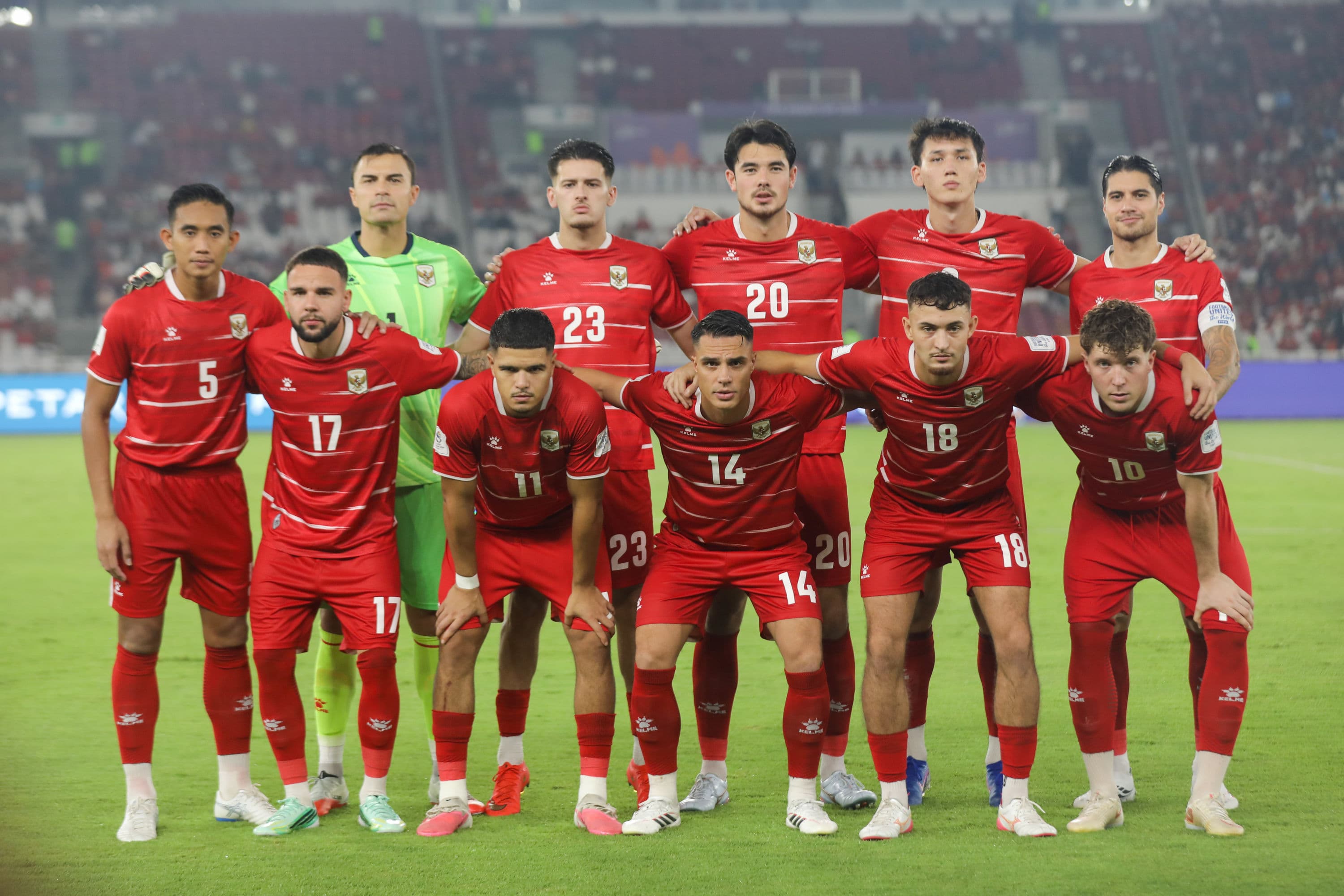 Pesepak bola Timnas Indonesia berfoto bersama sebelum bertanding melawan Timnas Bangladesh dalam pertandingan penyisihan Grup A FIFA ASEAN Cup 2026 di Stadion Utama Gelora Bung Karno (SUGBK), Senayan, Jakarta, Kamis (1/10/2026). AKURAT.CO/Endra Prakoso