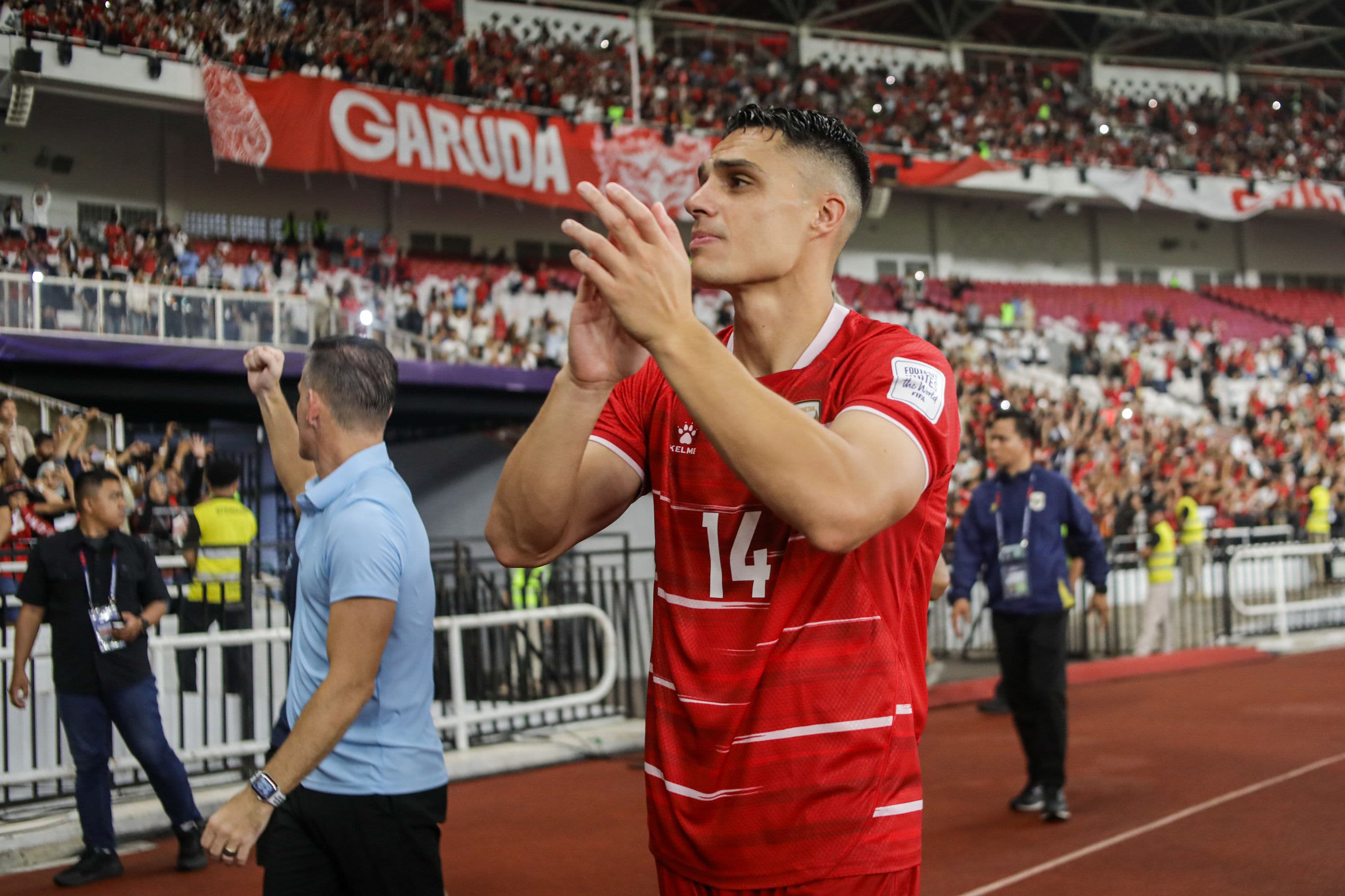 Pesepak bola Timnas Indonesia Joey Pelupessy menyapa pendukung usai bertanding melawan Timnas Bangladesh dalam pertandingan penyisihan Grup A FIFA ASEAN Cup 2026 di Stadion Utama Gelora Bung Karno (SUGBK), Senayan, Jakarta, Kamis (1/10/2026).AKURAT.CO/Endra Prakoso