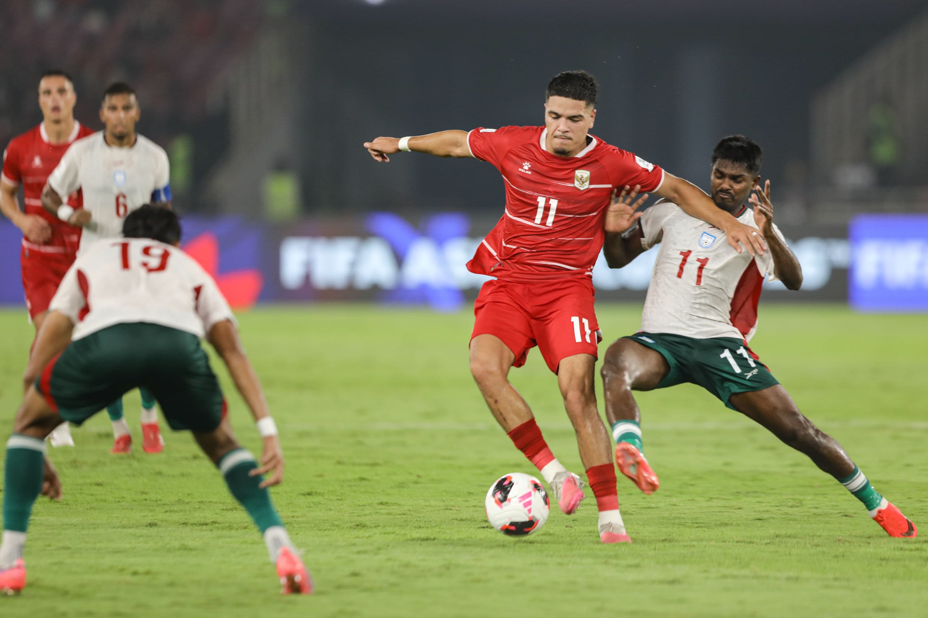 Pesepak bola Timnas Indonesia Ragnar Oratmangoen berebut bola dengan pesepak bola Timnas Bangladesh dalam pertandingan penyisihan Grup A FIFA ASEAN Cup 2026 di Stadion Utama Gelora Bung Karno (SUGBK), Senayan, Jakarta, Kamis (1/10/2026).AKURAT.CO/Endra Prakoso