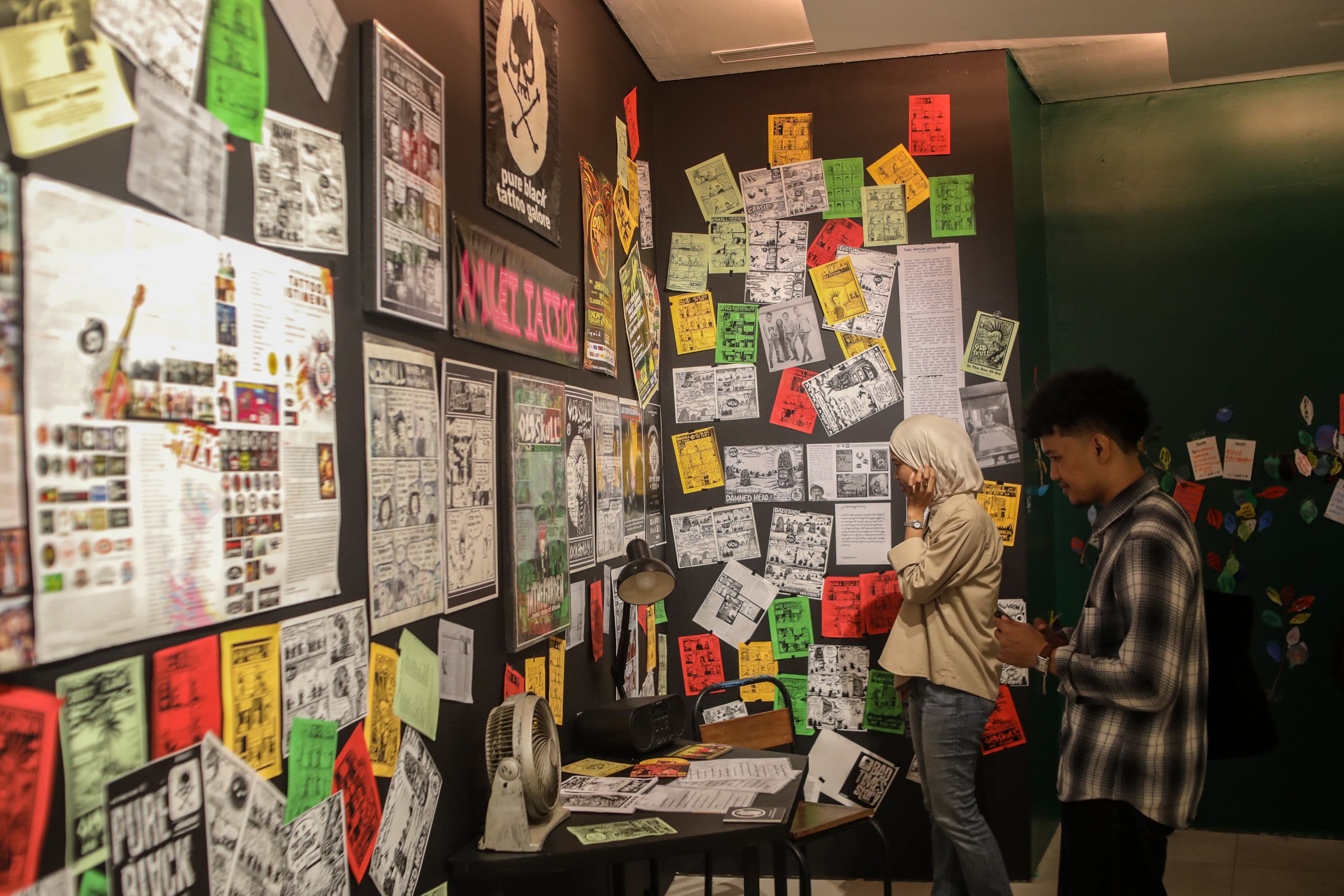 Warga mengamati karya pada pameran Jakarta Biennale 2026 di Taman Ismail Marzuki, Jakarta, Minggu (11/10/2026). AKURAT.CO/Endra Prakoso