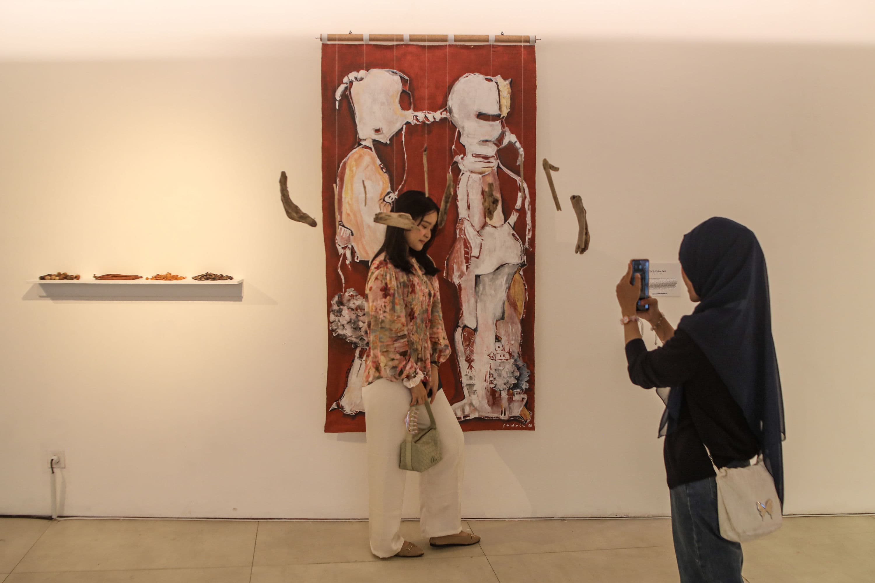 Warga mengamati karya pada pameran Jakarta Biennale 2026 di Taman Ismail Marzuki, Jakarta, Minggu (11/10/2026). AKURAT.CO/Endra Prakoso