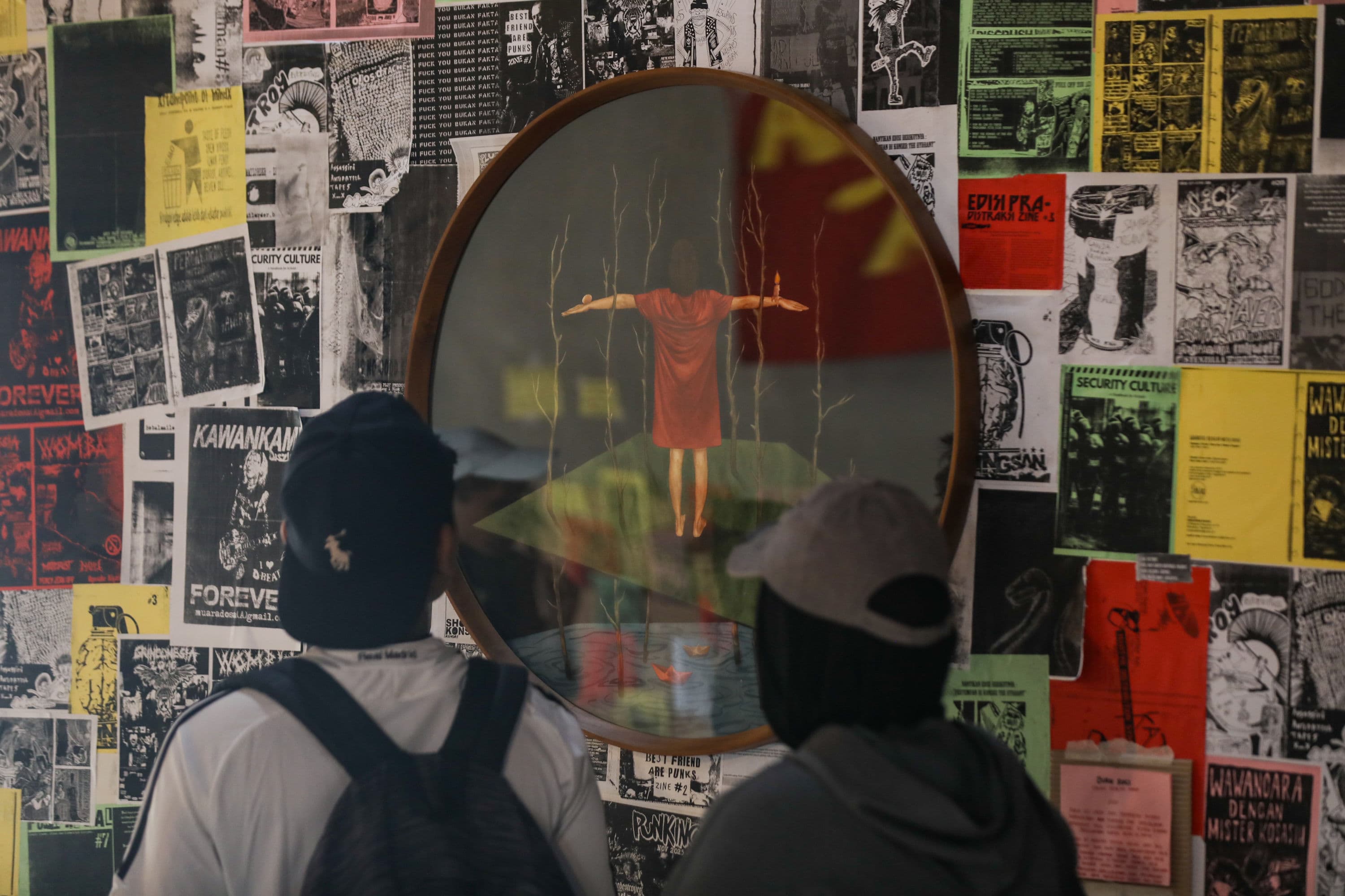 Warga mengamati karya pada pameran Jakarta Biennale 2026 di Taman Ismail Marzuki, Jakarta, Minggu (11/10/2026). AKURAT.CO/Endra Prakoso