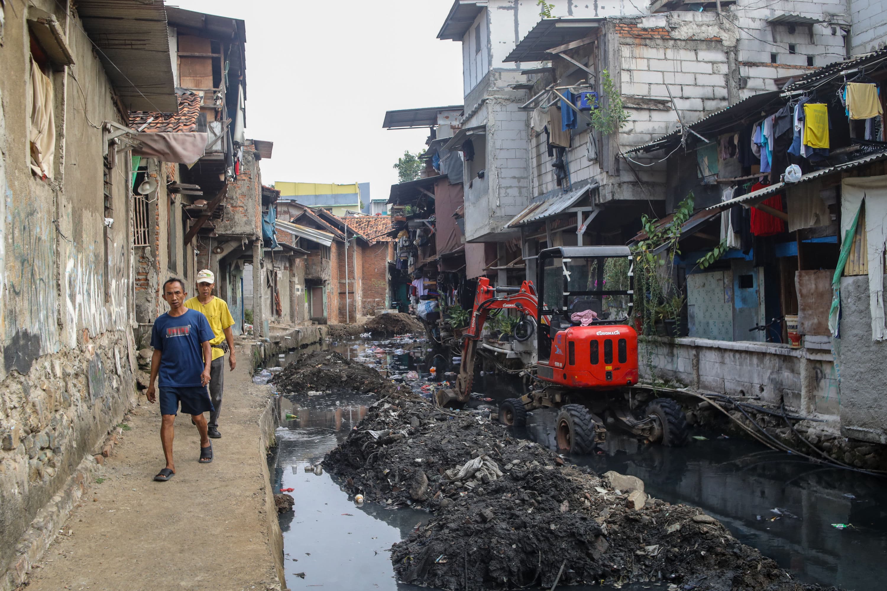 Warga beraktivitas di bantaran Anak Kali Krukut, kawasan Kebon Melati, Tanah Abang, Jakarta, Jumat (9/10/2026). AKURAT.CO/Endra Prakoso