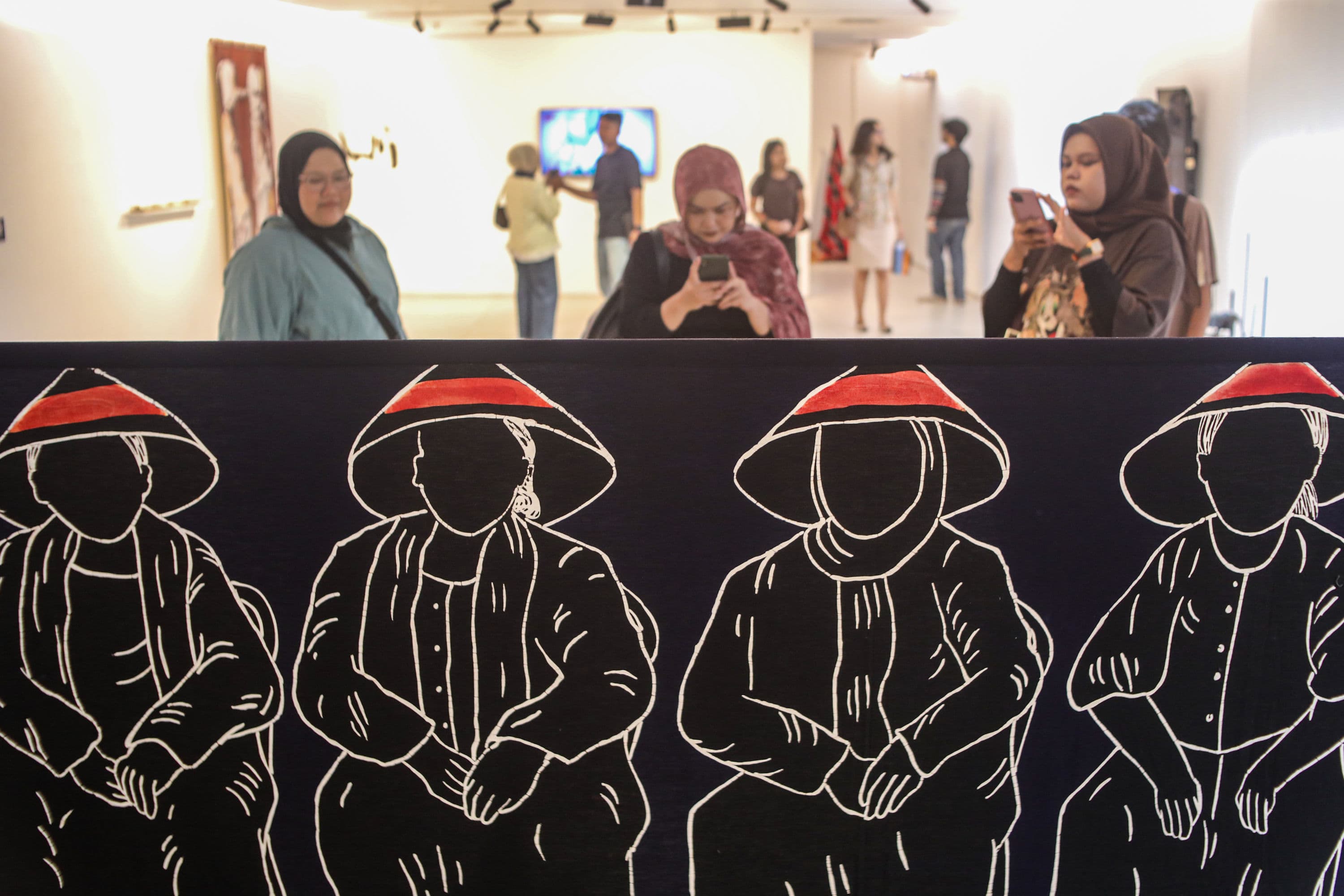 Warga mengamati karya pada pameran Jakarta Biennale 2026 di Taman Ismail Marzuki, Jakarta, Minggu (11/10/2026). AKURAT.CO/Endra Prakoso